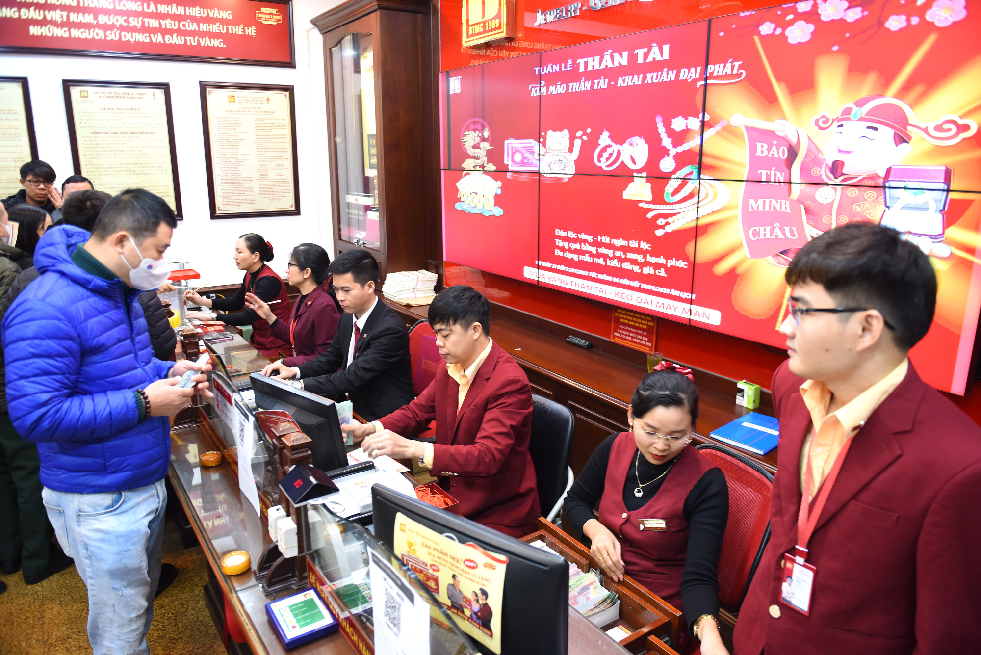 Nhiều khách hàng đã thực hiện giao dịch trực tuyến từ trước sẽ được bố trí khu vực trả vàng riêng. Đây cũng là điểm mới so với các năm trước, giúp tiết kiệm thời gian chờ đợi cho người mua vàng.