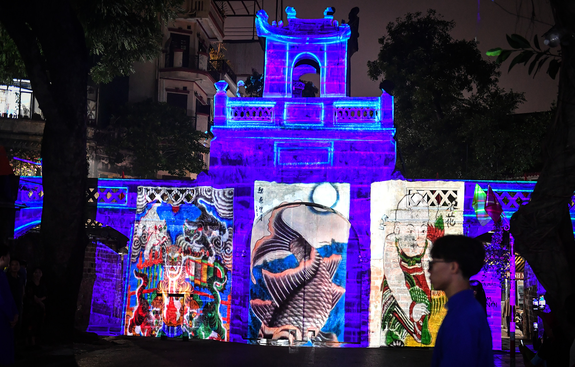 Điểm nhấn của màn trình diễn là các họa tiết của 13 Di sản Vật thể và Phi vật thể đặc trưng cho các giá trị văn hóa, lịch sử nổi bật của Thủ đô như cầu Long Biên, Ô Quan Chưởng, chùa Một Cột, Tháp Bút, tranh Hàng Trống, nón lá Làng Chuông, Tứ Trấn, Khuê Văn Các, Hoàng thành Thăng Long...