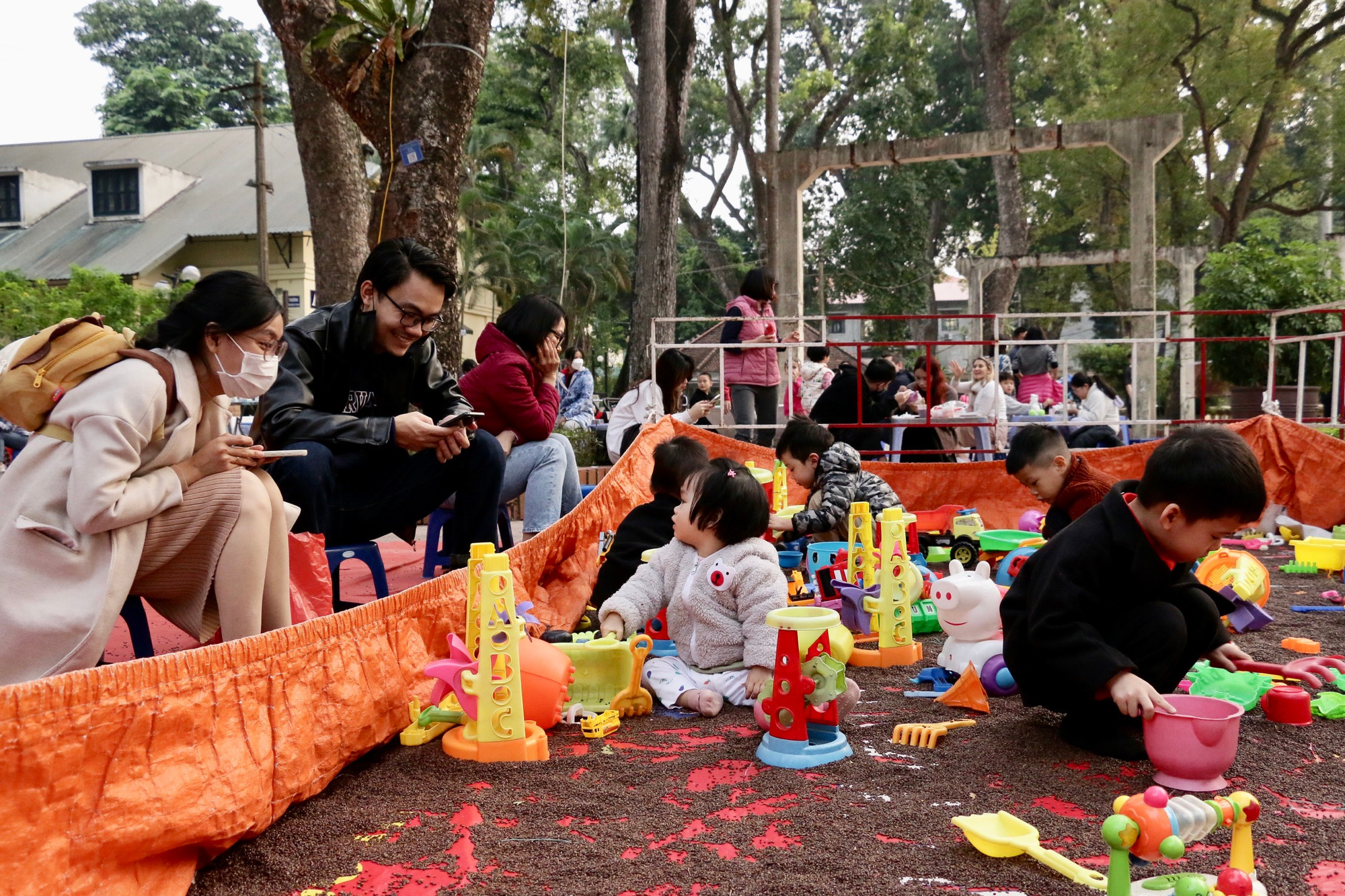 Các gia đình có con nhỏ thì chọn công viên Bách Thảo là điểm dừng chân để vui chơi. (Ảnh: NHẬT QUANG)