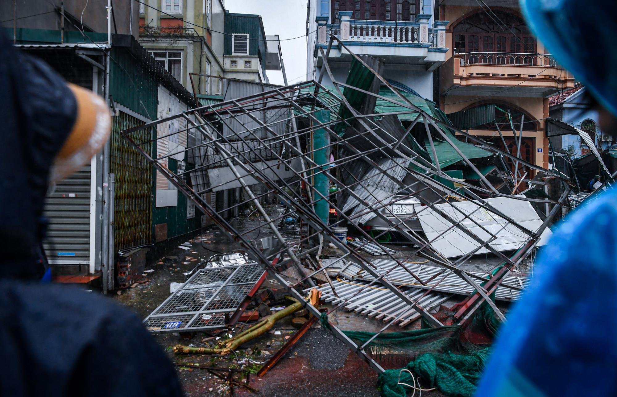 ...nhiều hộ dân chỉ còn lại trong tay đống đổ nát như thế này.