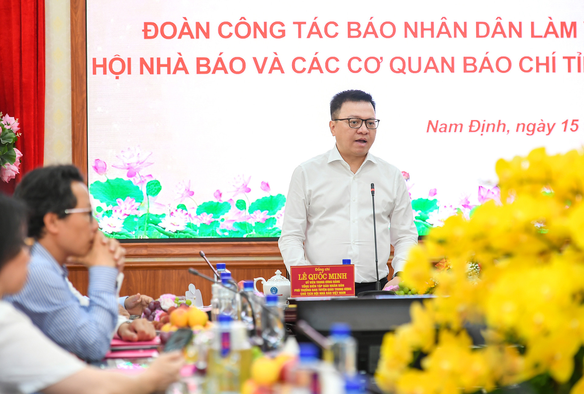 Đồng chí Lê Quốc Minh đã chia sẻ một số kinh nghiệm làm báo hiện đại, đề nghị các cơ quan báo chí tỉnh Nam Định nâng cao tính chuyên nghiệp, đổi mới, sáng tạo cách thức đưa tin, phát huy tinh thần sáng tạo trong thể hiện tác phẩm. Đồng chí Lê Quốc Minh đã chia sẻ một số kinh nghiệm làm báo hiện đại, đề nghị các cơ quan báo chí tỉnh Nam Định nâng cao tính chuyên nghiệp, đổi mới, sáng tạo cách thức đưa tin, phát huy tinh thần sáng tạo trong thể hiện tác phẩm.