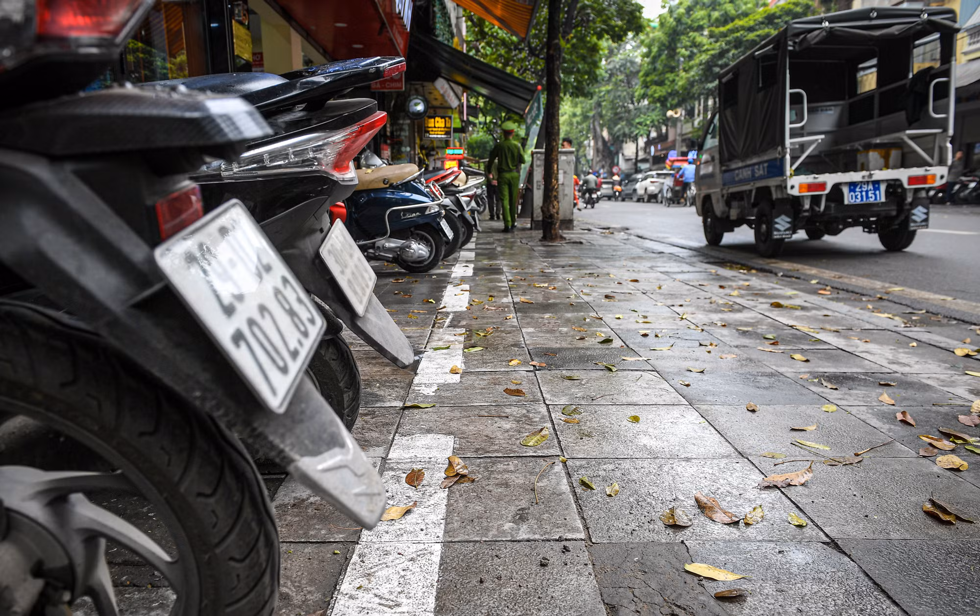 Trên đường Nguyễn Hữu Huân, lực lượng chức năng cũng không có quá nhiều việc để làm khi phần vỉa hè dành riêng cho người đi bộ rất thoáng đãng.