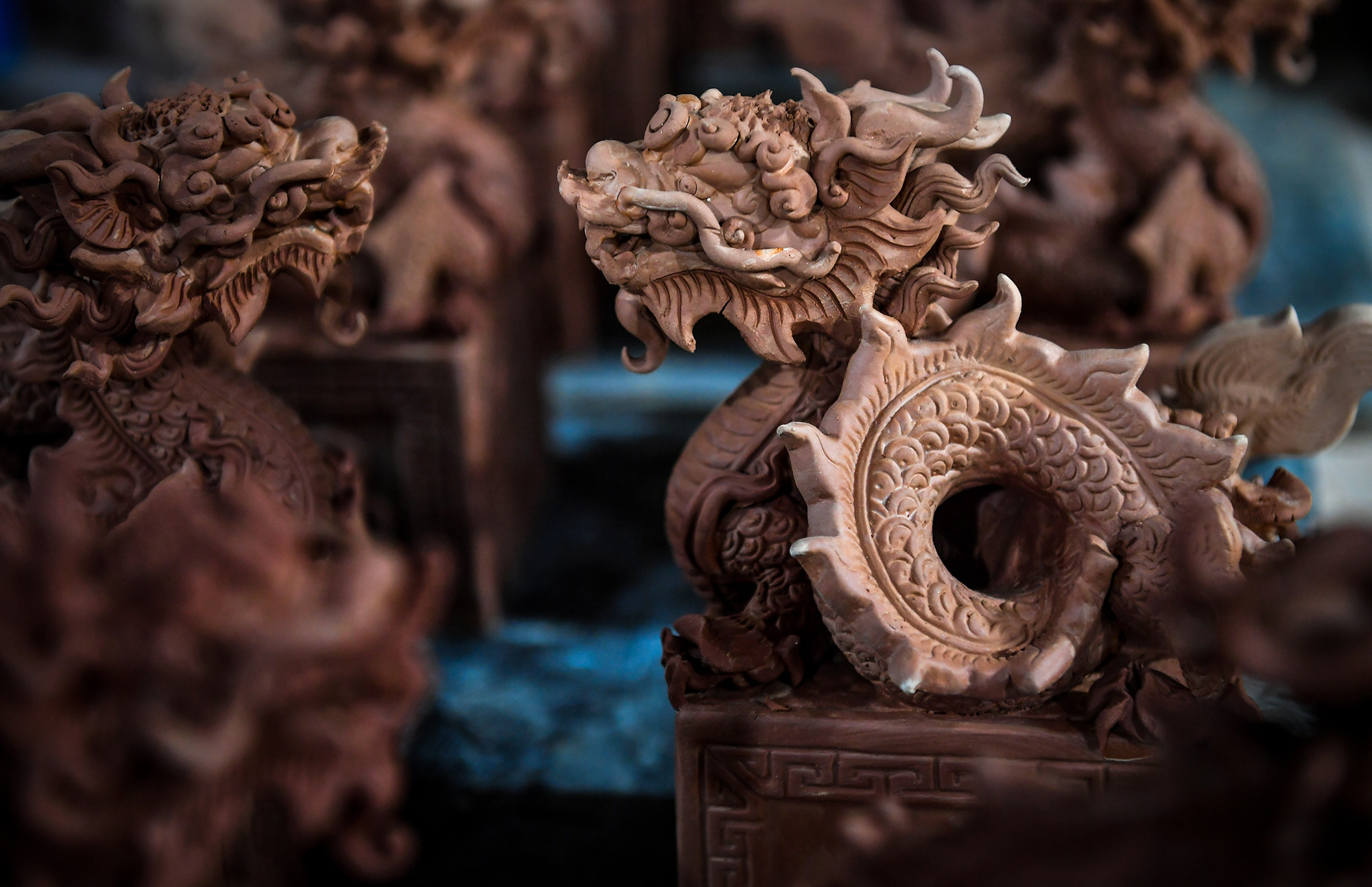 Ông Nguyễn Văn Lực, người đặt hàng tại xưởng này cho biết năm nay doanh nghiệp của ông bày bán sản phẩm Kỳ Linh Giáp Thìn 2024 với chủ đề "Dấu ấn rồng thiêng". Sau khi được hoàn thiện cơ bản và được tráng men, sản phẩm "phôi" sẽ được nung trong khoảng 5 ngày trước khi được đem đi vẽ vàng.