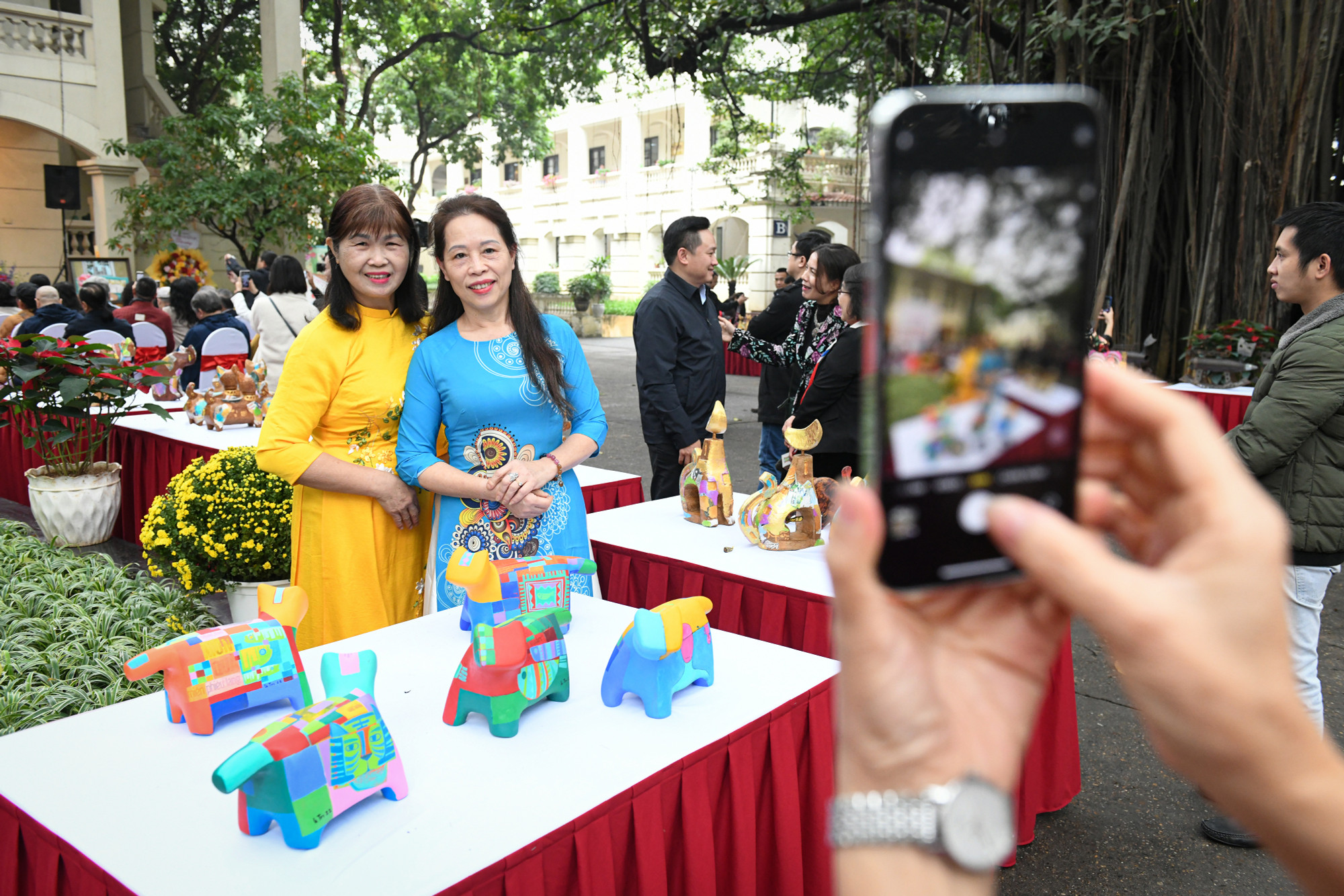 Các đại biểu chụp ảnh lưu niệm cùng những chú Mèo độc bảo tại triển lãm. (Ảnh: THÀNH ĐẠT)