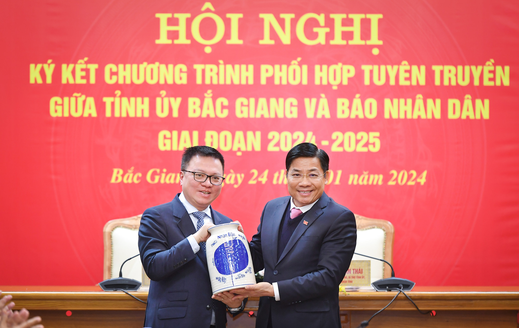 Tổng Biên tập Báo Nhân Dân Lê Quốc Minh trao tặng bình gốm Chu Đậu có hình cây đa Nhân Dân cho tỉnh Bắc Giang.