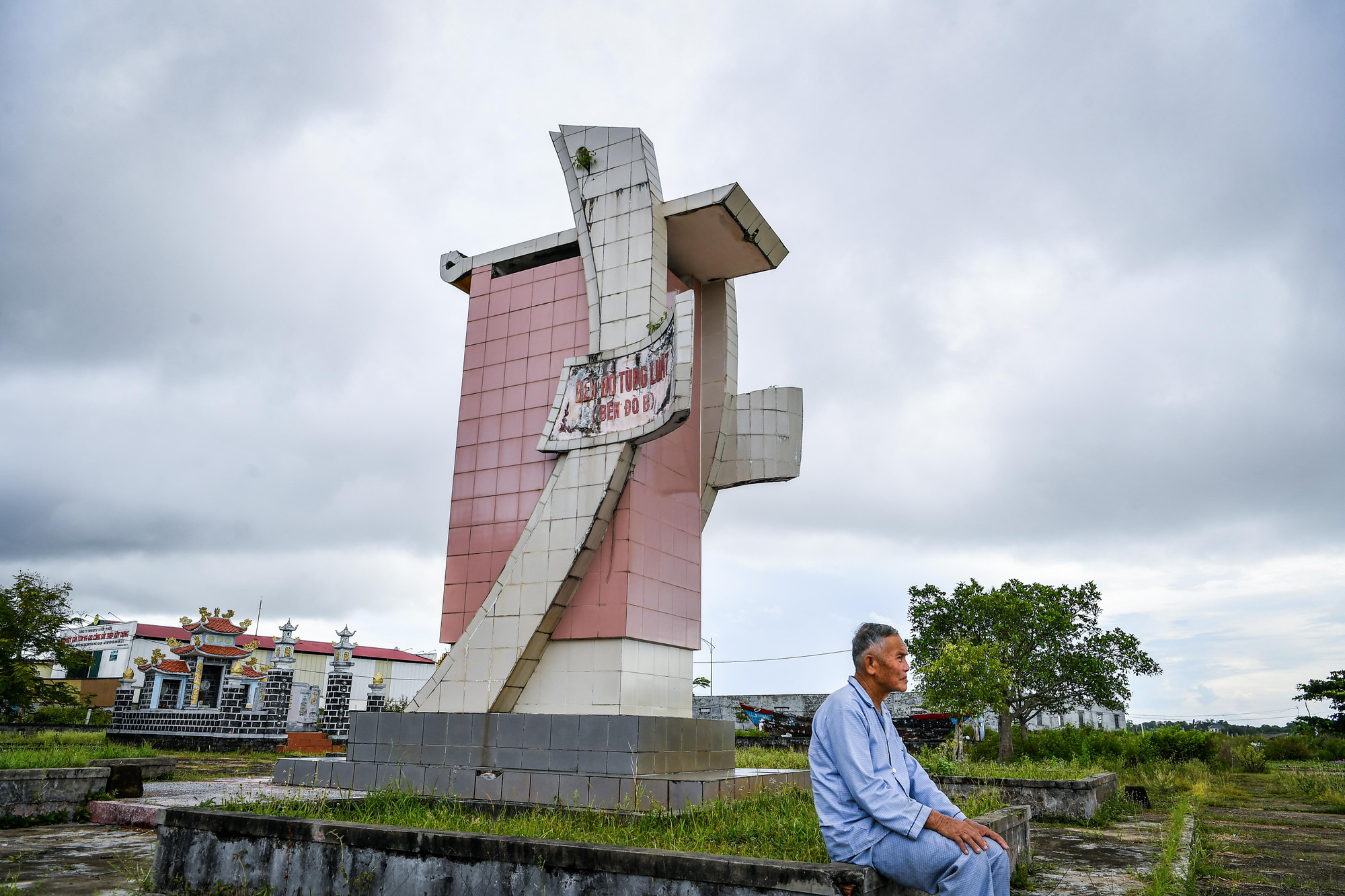 Đài di tích gồm: bệ đài và tổ hợp mang tính nghệ thuật biểu trưng, với hình tượng những con thuyền đang lao về phía trước, bất chấp mọi hiểm nguy, bom đạn của kẻ thù, đêm đêm đưa hàng hóa, bộ đội vào chiến trường đánh Mỹ.