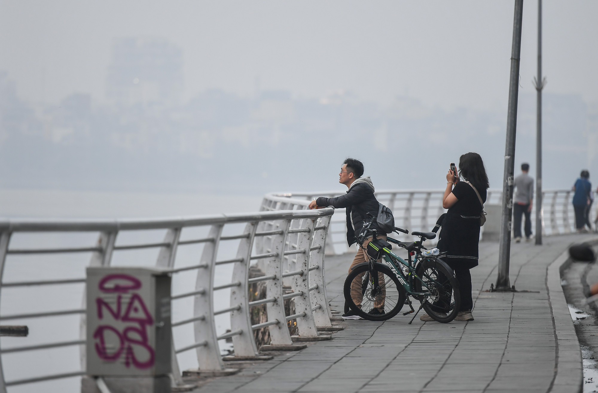 [Ảnh] Thành phố Hà Nội mù sương do ô nhiễm không khí ngày cuối năm ảnh 9