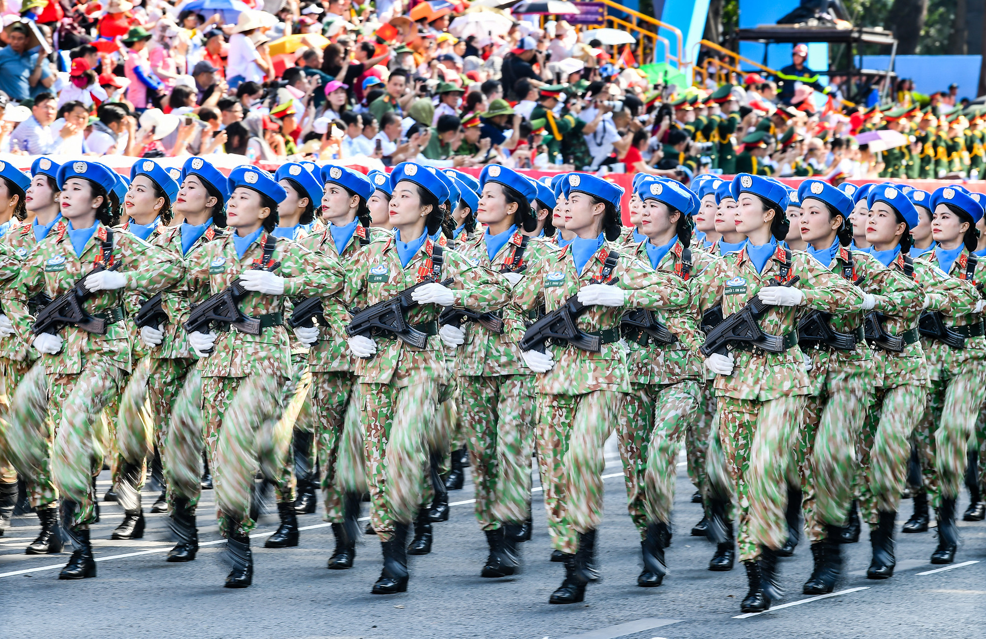 Khối sĩ quan cảnh sát gìn giữ hòa bình Liên hợp quốc bước chân đi duyệt binh thật khí thế.