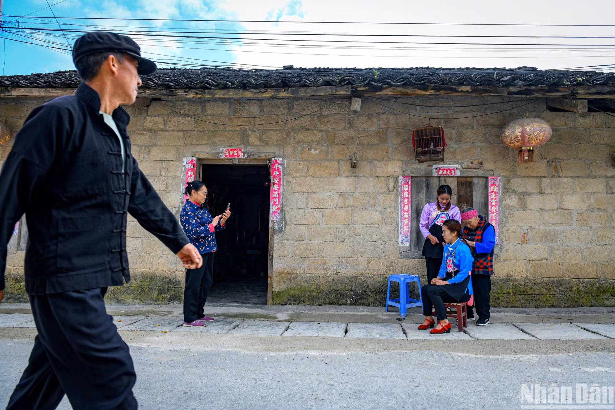 Cuộc sống của người dân gắn với nương rẫy, ngô khoai và một vài công việc vặt trên nương. Mặc dù cuộc sống khó khăn nhưng không làm người dân nơi đây mất đi "cái chất’" của mình, họ sống thong thả, chậm rãi và cần mẫn hằng ngày. Những cụ già vẫn móm mém nhai trầu tết tóc cho con cháu bên hiên cửa, những thanh niên trai tráng vẫn vác gùi làm rẫy.