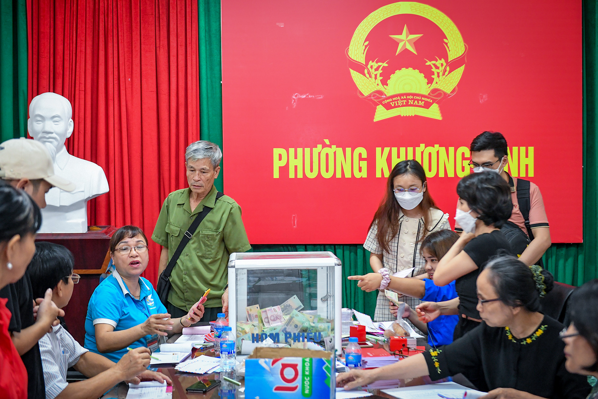 Đến tận chiều muộn 15/9, khoảng sân Ủy ban nhân dân phường Khương Đình vẫn tấp nập người. Hàng trăm người từ khắp mọi nơi vẫn tiếp tục đến để "tiếp sức, tiếp lòng" cho những nạn nhân vụ cháy chung cư mini.