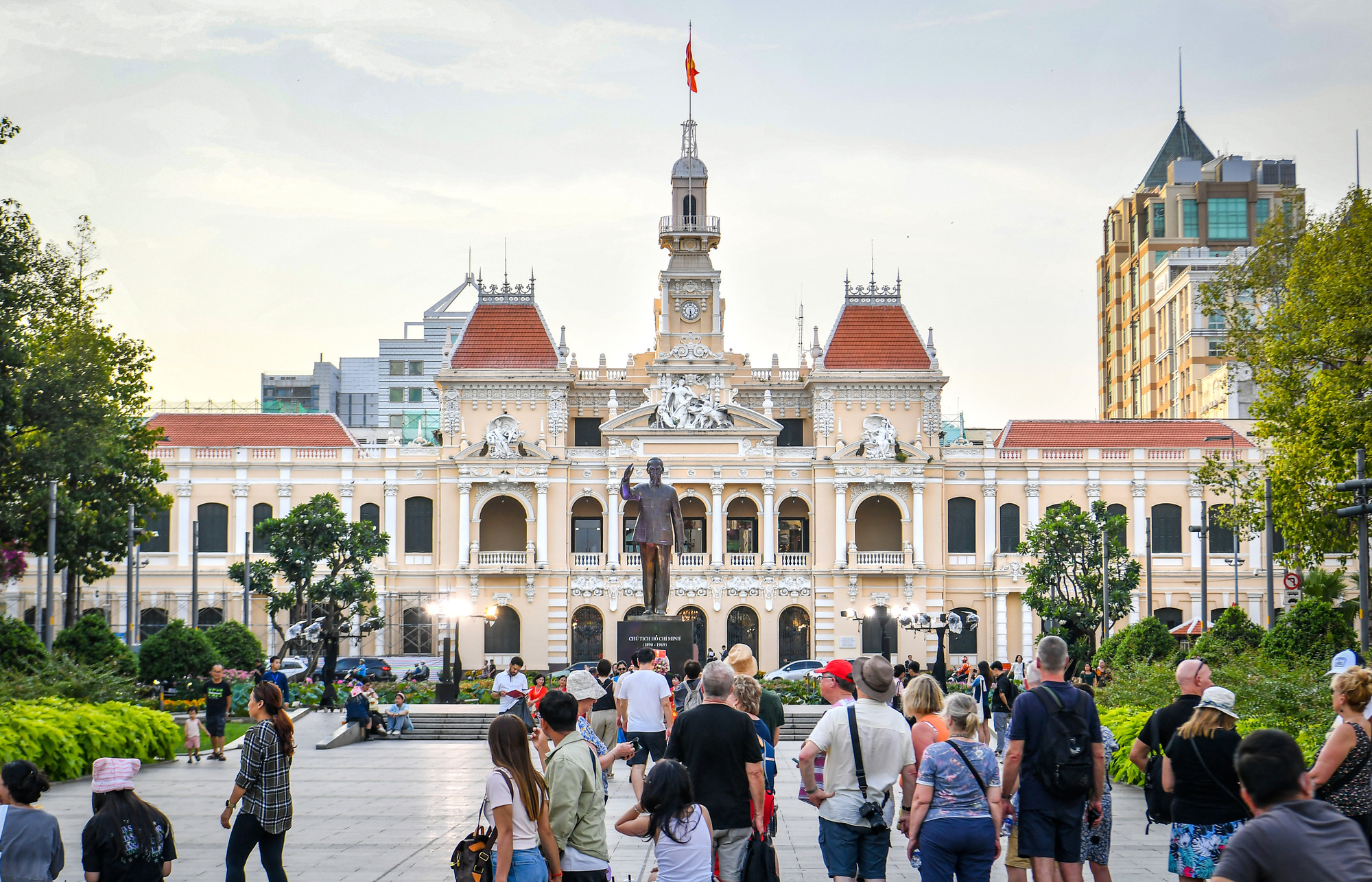 Trụ sở UBND Thành phố Hồ Chí Minh, số 86, Lê Thánh Tôn, quận 1. Đây là một trong những công trình kiến trúc cổ điển, mang tính biểu tượng và gắn liền với nhiều thế hệ công dân Sài Gòn. Công trình được xây dựng từ năm 1898- 909 do kiến trúc sư Femand Gardès thiết kế.