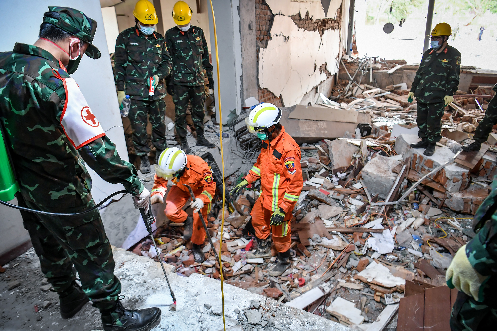 Đội Quân y tham gia Đoàn cứu hộ, cứu nạn của Quân đội lần này có 30 người gồm: Bệnh viện Quân y 103, Bệnh viện Quân y 105, Bệnh viện Quân y 354 thực hiện nhiệm vụ tìm kiếm cứu nạn, cứu chữa bước đầu và cơ bản, vận chuyển các nạn nhân trong vụ động đất tại Myanmar.