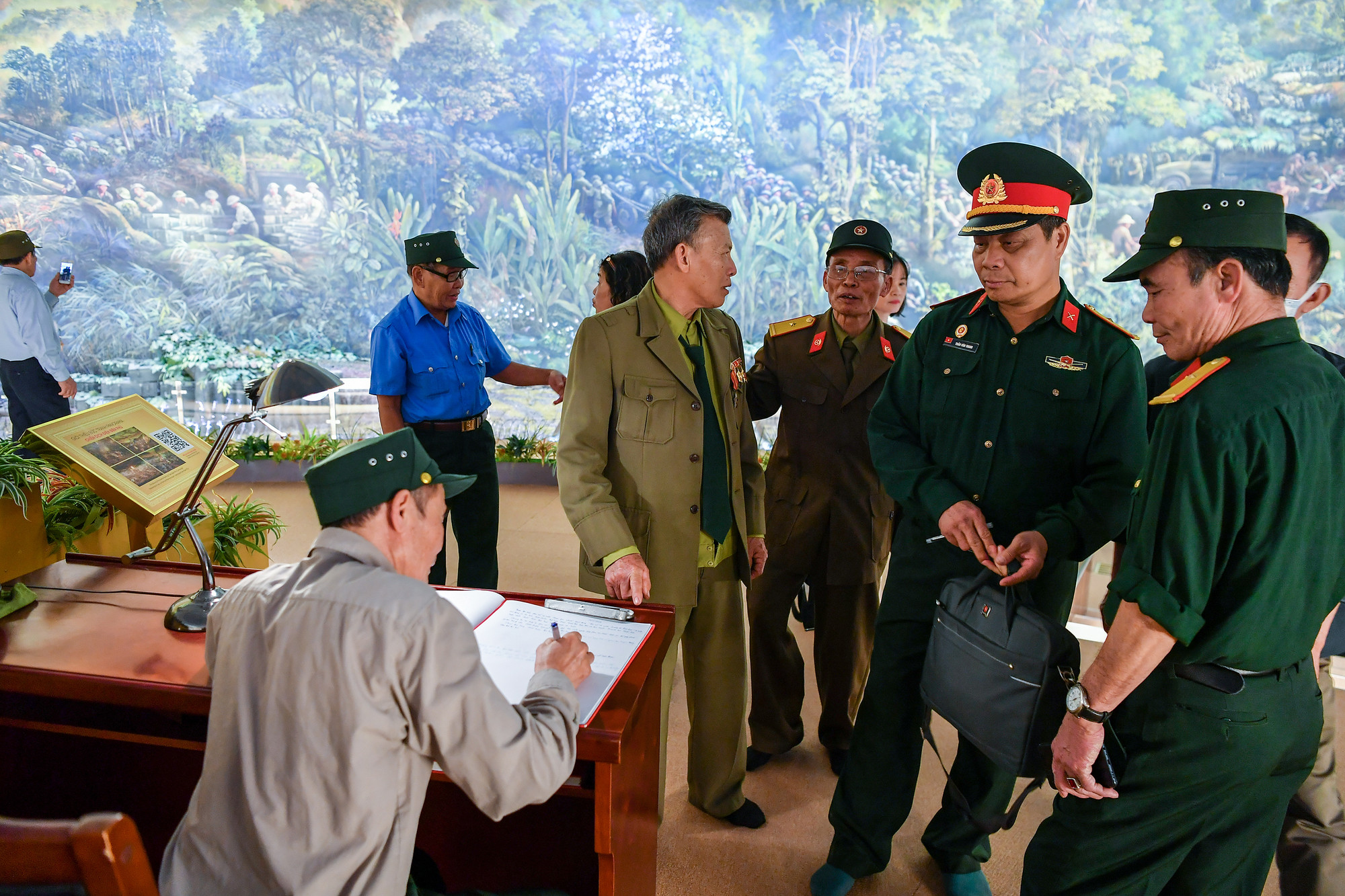 [Ảnh] Cựu chiến binh, du khách xúc động xem tranh Panorama tái hiện Chiến dịch Điện Biên Phủ ảnh 13