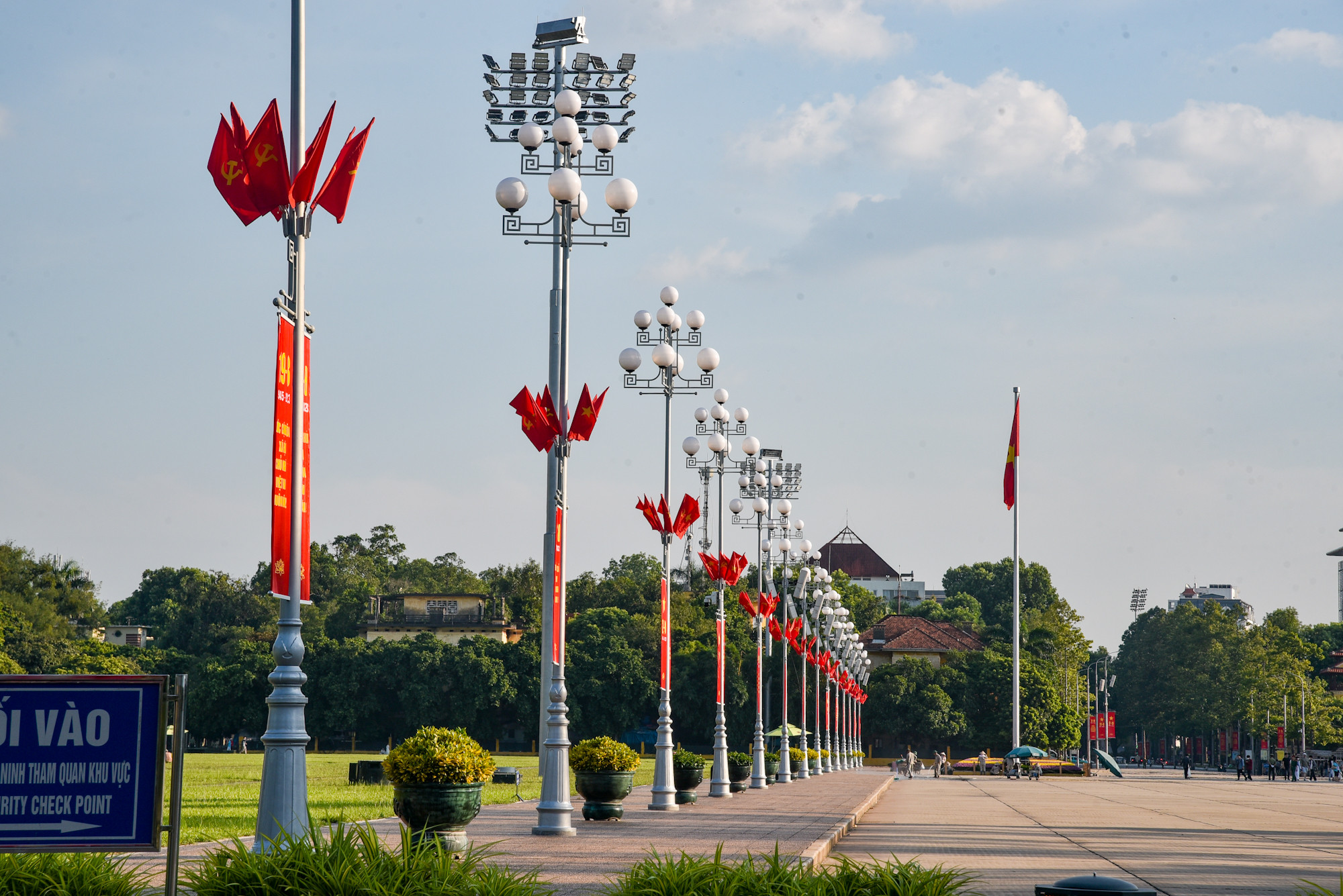 [Ảnh] Đường phố Hà Nội rực rỡ cờ hoa chào mừng ngày Quốc Khánh Việt Nam 2/9 ảnh 6