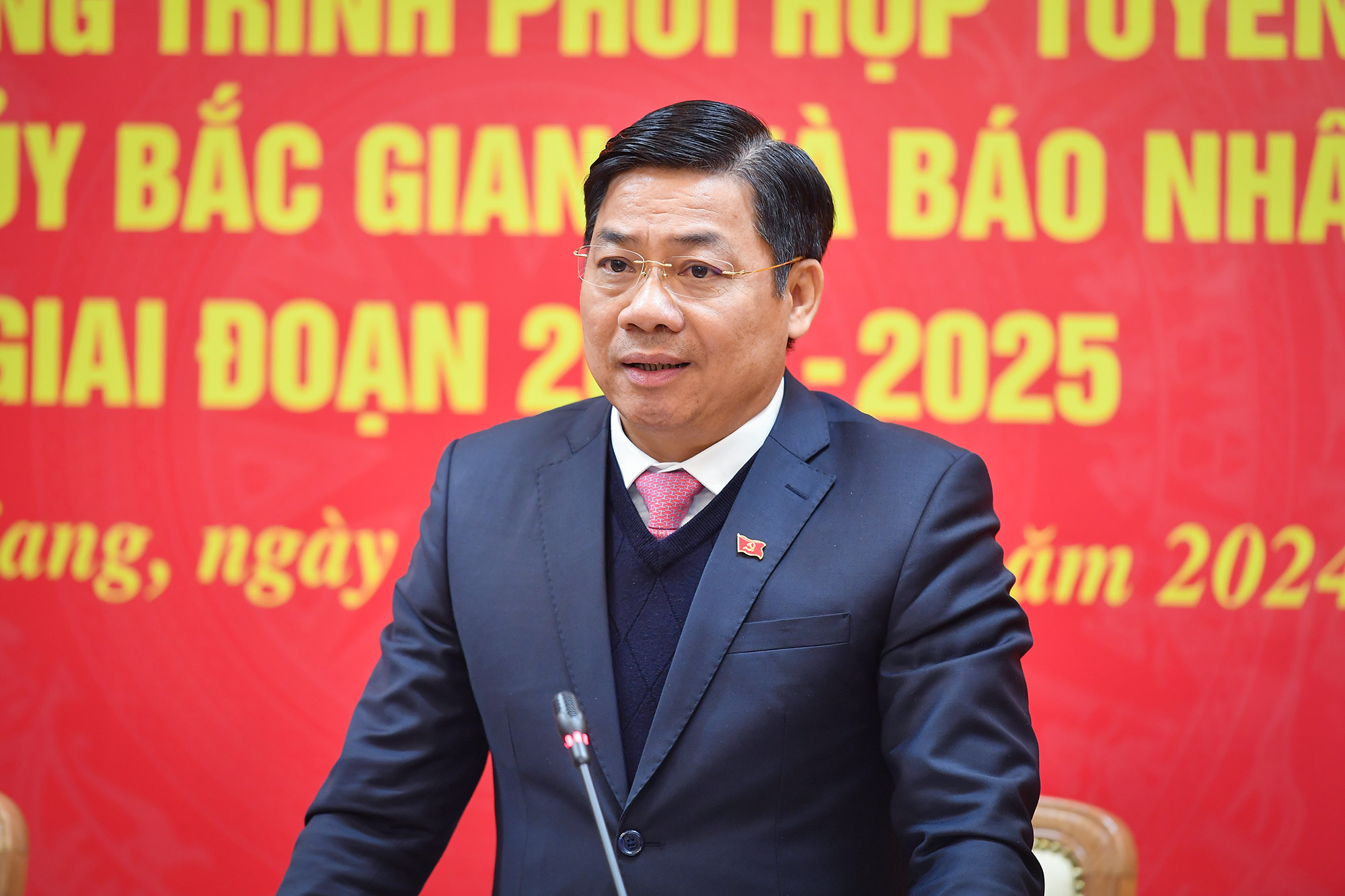 Đồng chí Dương Văn Thái, Ủy viên Trung ương Đảng, Bí thư Tỉnh ủy, Trưởng Đoàn đại biểu Quốc hội tỉnh Bắc Giang phát biểu tại hội nghị.