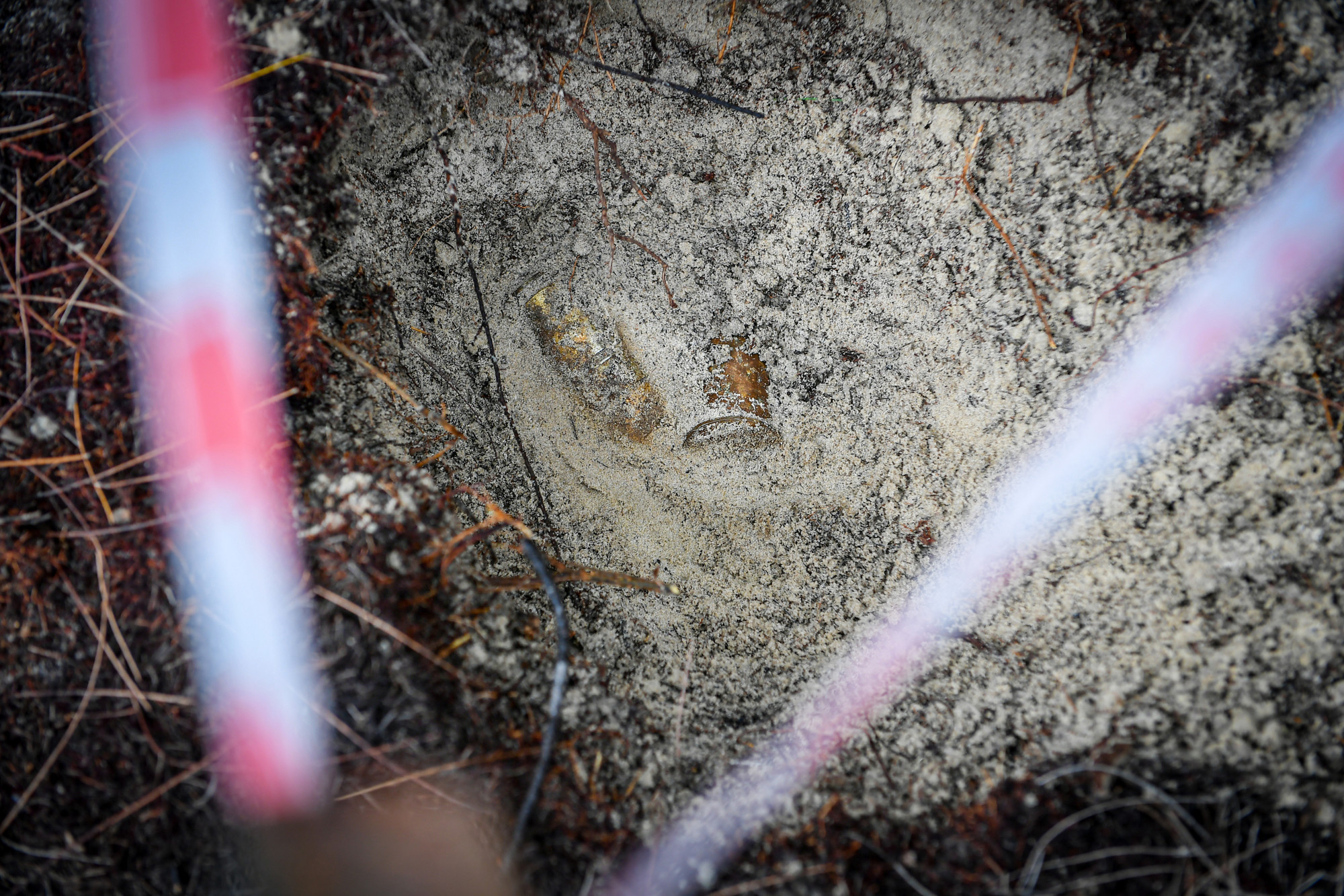 Một vật nổ được tìm thấy bên trong lớp cát tại xã Trung Giang (Gio Linh, Quảng Trị).