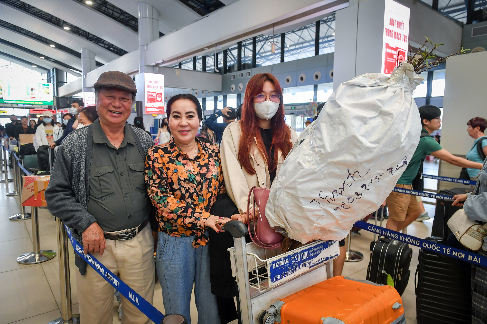 Chú Tuấn, 76 tuổi, người Hà Nội cùng gia đình cầm theo cành đào Nhật Tân vào Thành phố Hồ Chí Minh ăn Tết cùng người thân. Đây cũng là lần đầu tiên chú đón Tết ở xa Hà Nội nên cảm xúc bồi hồi, khó tả.