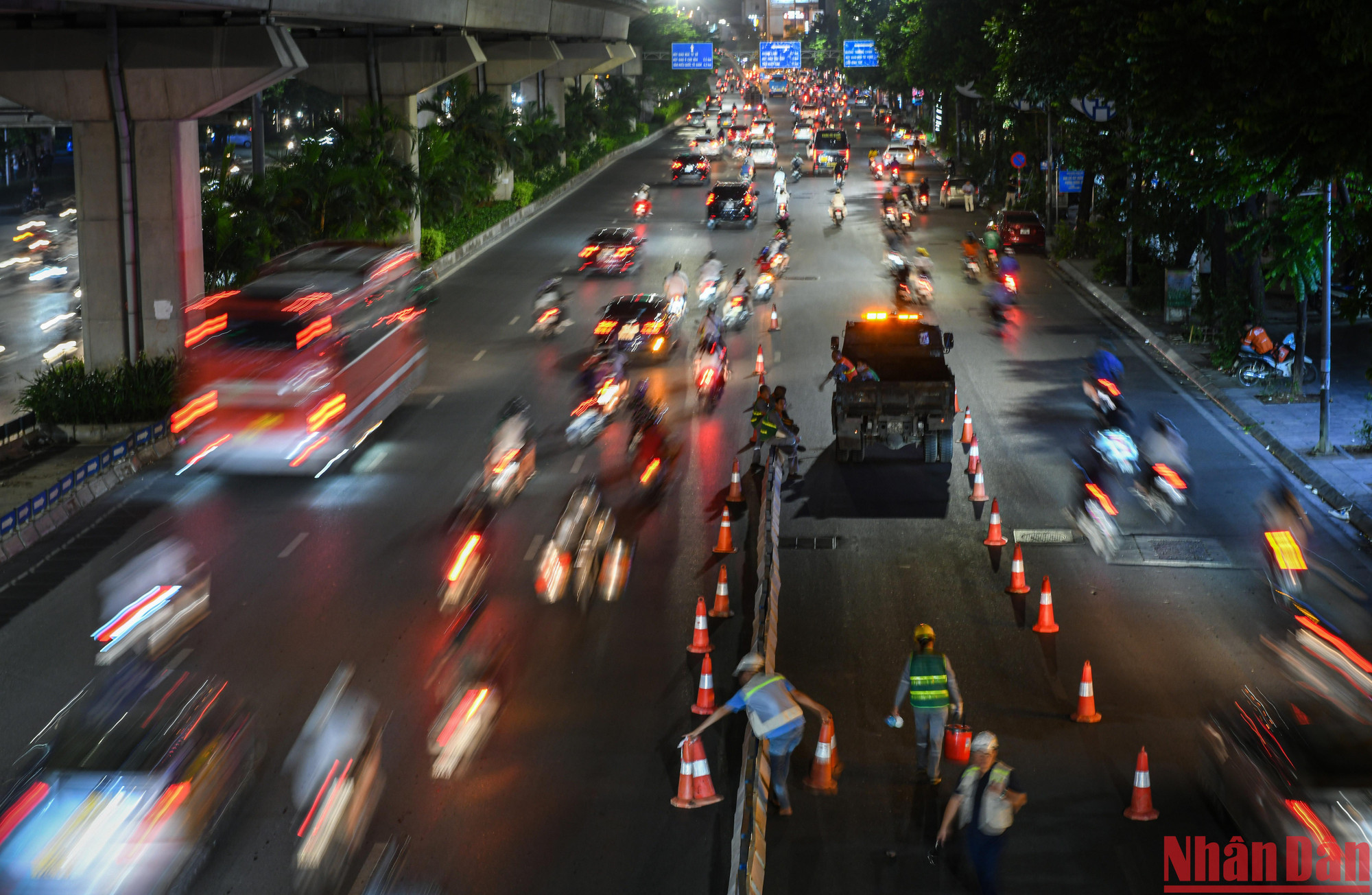 Khoảng 21 giờ tối 5/8, Sở Giao thông Vận tải TP Hà Nội đã tiến hành dựng dải phân cách cứng trên tuyến đường Nguyễn Trãi (đoạn Ngã Tư Sở - Khuất Duy Tiến, thuộc địa bàn quận Thanh Xuân).