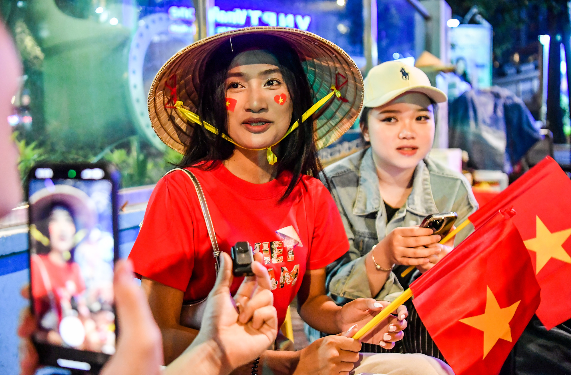 Em Đặng Ngọc Lan quê quán Vĩnh Phúc sinh sống tại Thành phố Hồ Chí Minh mang theo cờ Tổ quốc với tâm trạng háo hức trông chờ được ngắm các anh chị "đẹp trai xinh gái" của các lực lượng trong Lễ diễu binh, diễu hành.