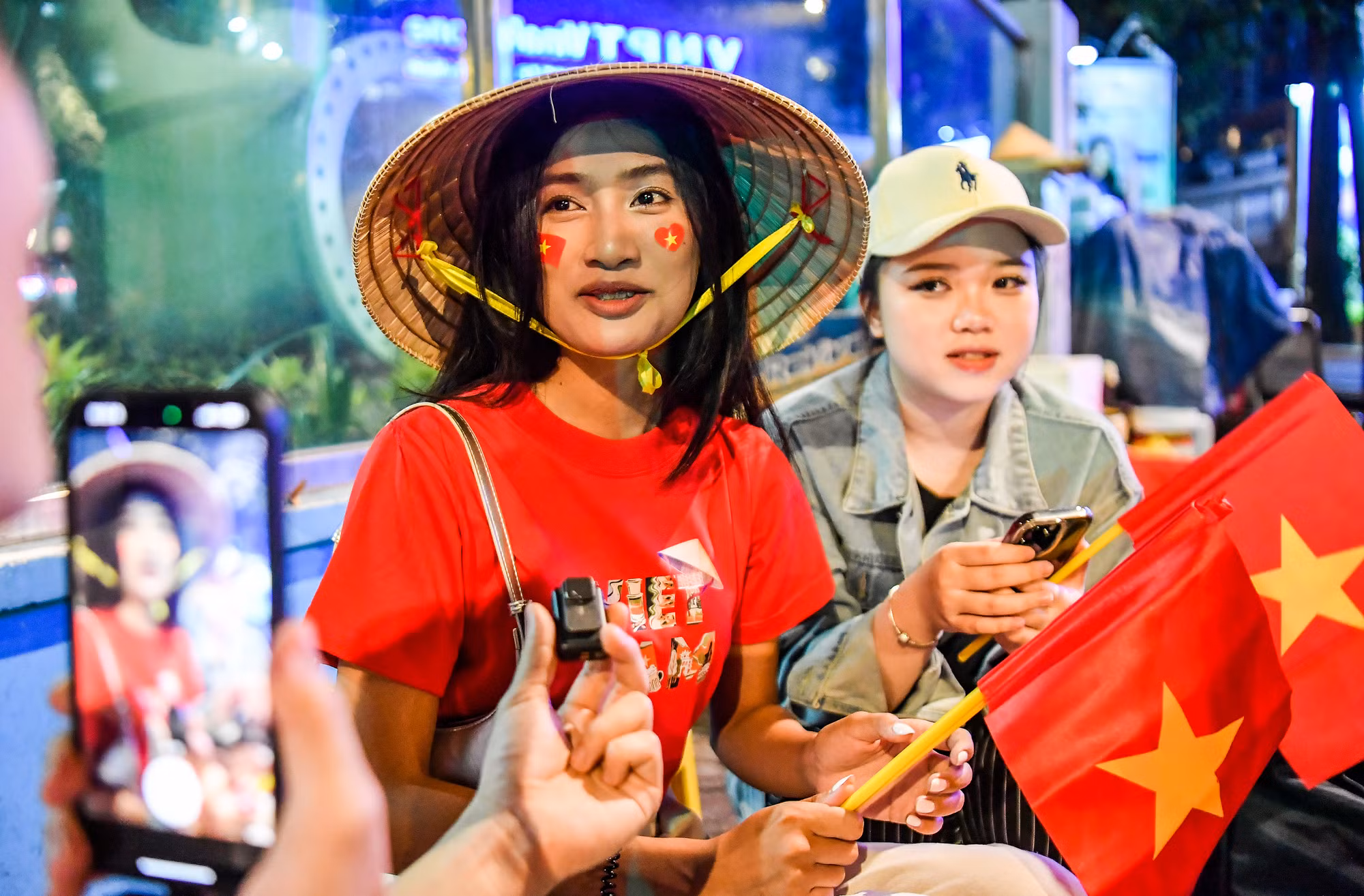 Em Đặng Ngọc Lan quê quán Vĩnh Phúc sinh sống tại Thành phố Hồ Chí Minh mang theo cờ Tổ quốc với tâm trạng háo hức trông chờ được ngắm các anh chị "đẹp trai xinh gái" của các lực lượng trong Lễ diễu binh, diễu hành.