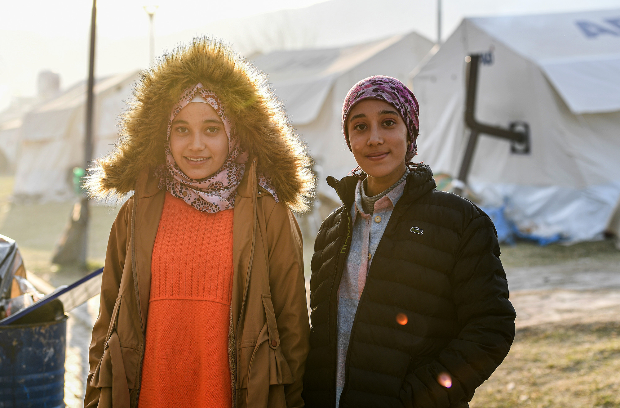 Những em bé gái lớn hơn cũng đã nở những nụ cười gượng gạo.