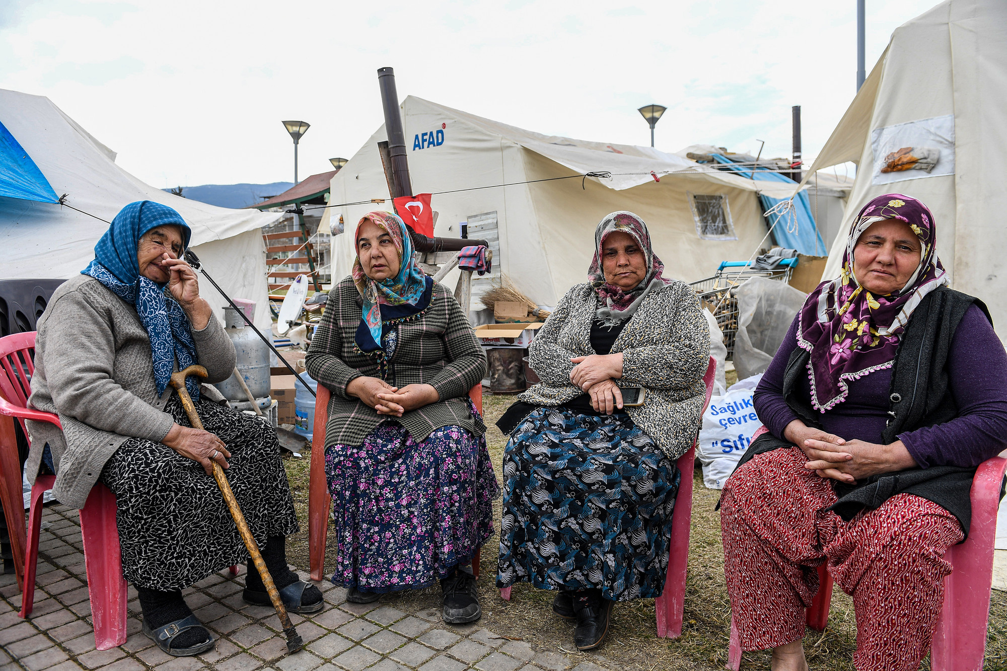 Cứ cuối chiều những người phụ nữ cao tuổi lại ngồi cùng nhau hàn huyên về những câu chuyện đã qua.