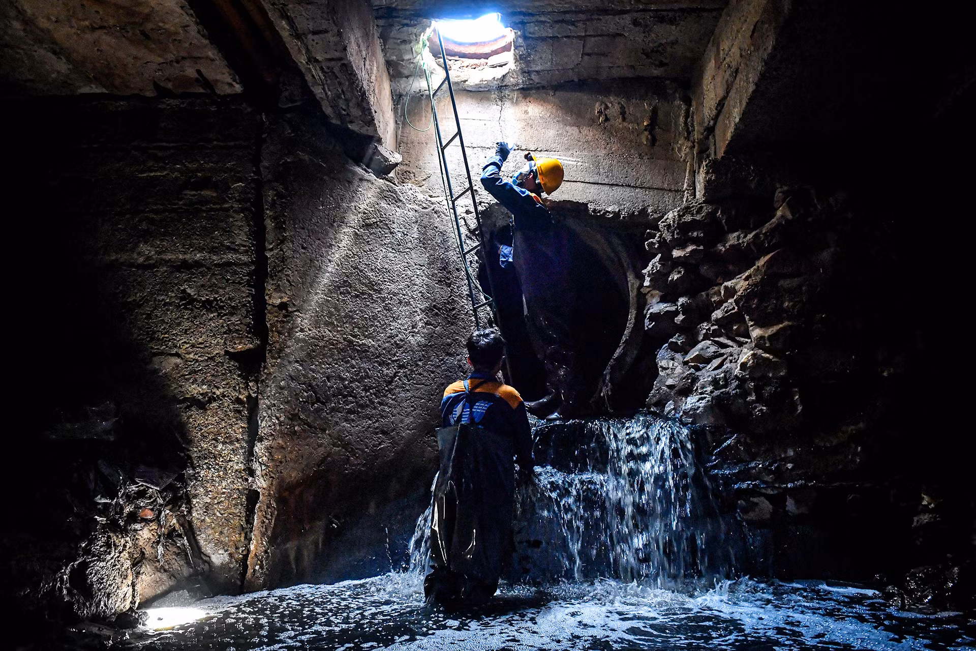 [Ảnh] Một ngày "đội nắng, hút bùn" của công nhân vệ sinh cống ngầm Hà Nội ảnh 3