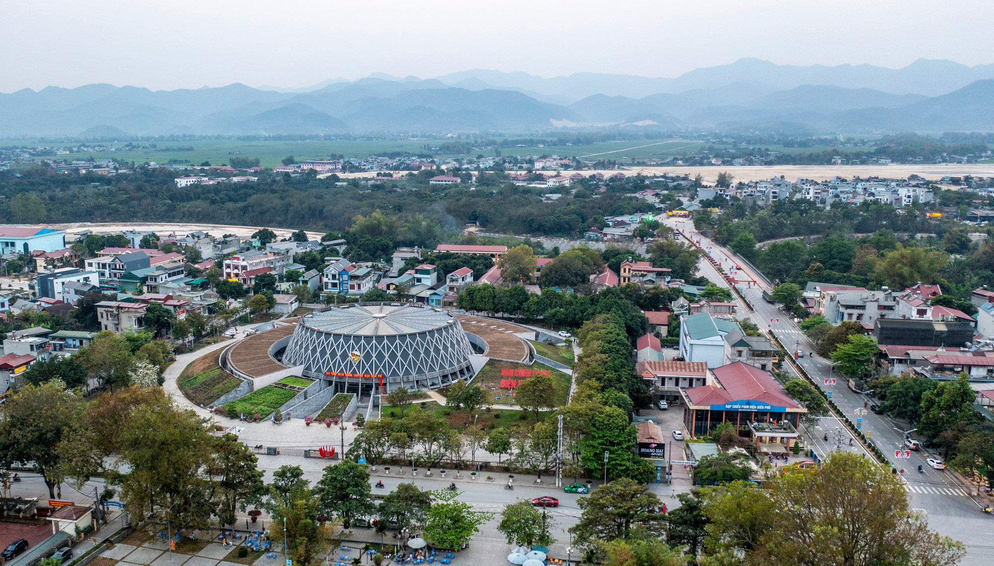 [Ảnh] Thành phố Điện Biên Phủ sau 70 năm chiến thắng lịch sử ảnh 8