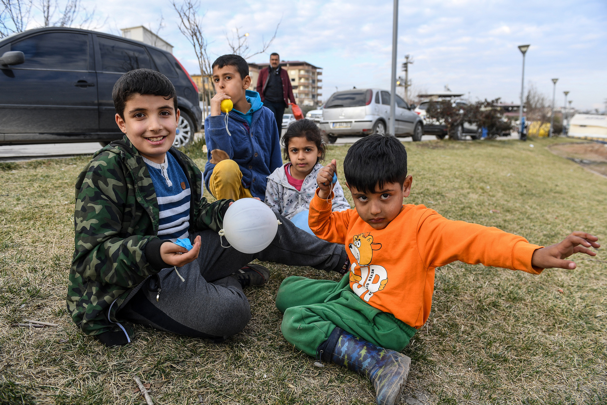 Lũ trẻ tụ tập cùng nhau vui đùa bên những bãi cỏ.