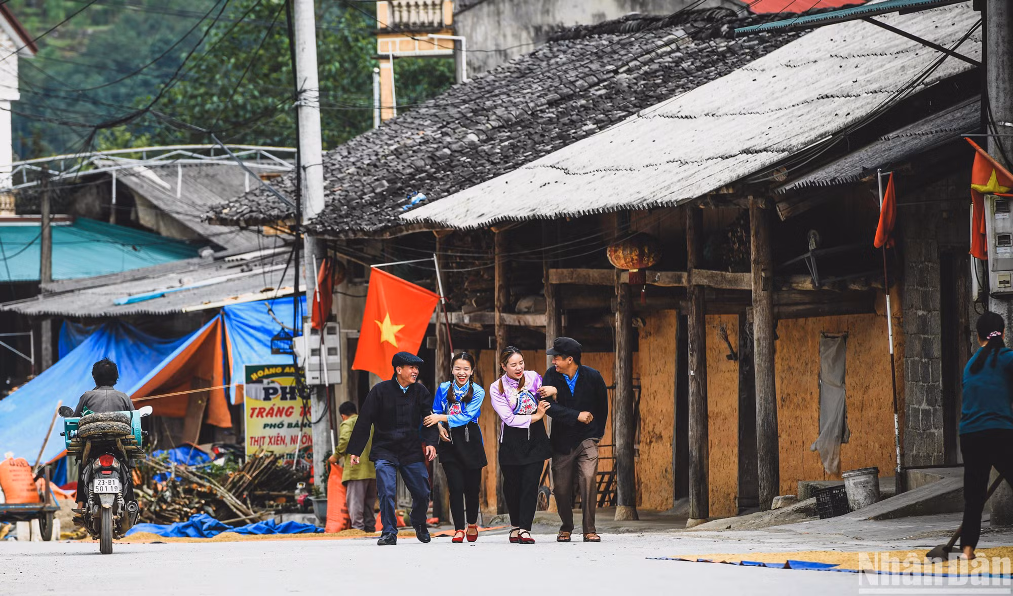 Ngắm nhìn khung cảnh sinh hoạt của người dân tộc Hoa ở nơi đây, ta cứ như đang lạc bước vào ngôi làng xa xôi từ quá khứ.