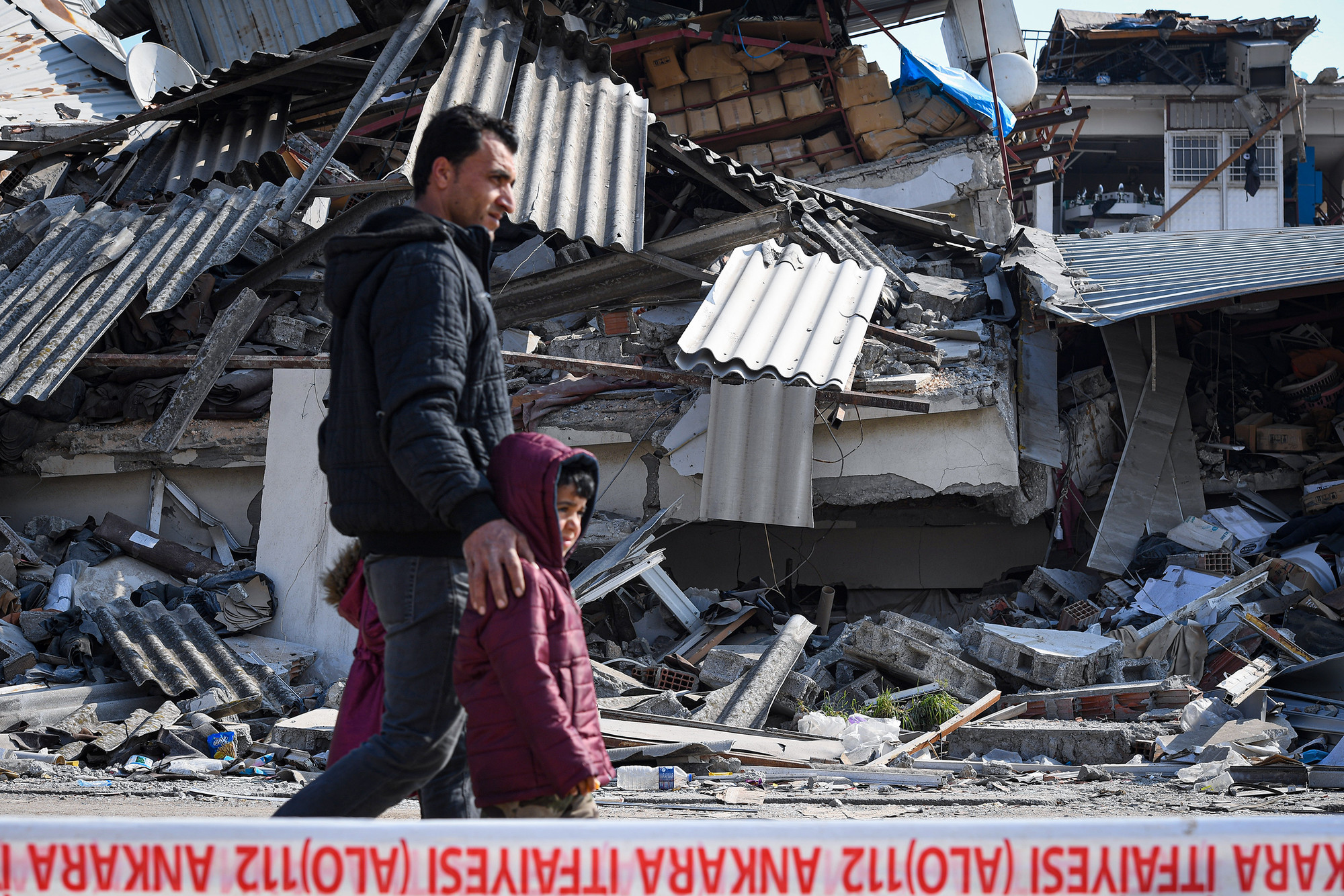 Ba cha con người đàn ông này hàng ngày vẫn dạo bộ trong thành phố đổ nát. Họ vừa lo lắng nhưng cũng hy vọng vào tương lai.