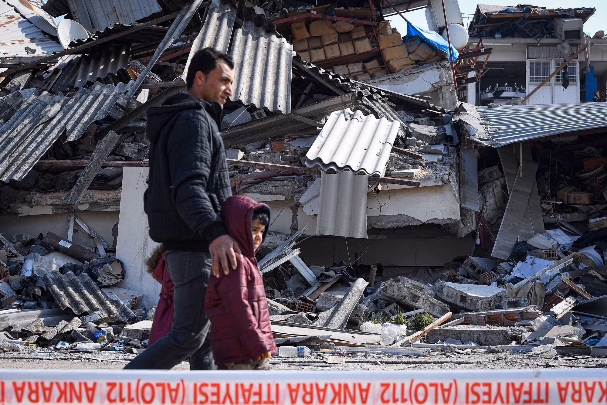 Ba cha con người đàn ông này hàng ngày vẫn dạo bộ trong thành phố đổ nát. Họ vừa lo lắng nhưng cũng hy vọng vào tương lai.