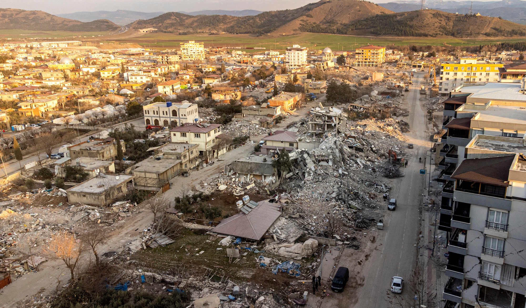 Sau hơn 2 tuần, công tác dọn dẹp hiện trường tại Nudargi mới cơ bản hoàn tất. Những con đường được giải phóng. Thế nhưng, dấu tích kinh hoàng của thảm họa vẫn hiển hiện rõ trên những tàn tích.