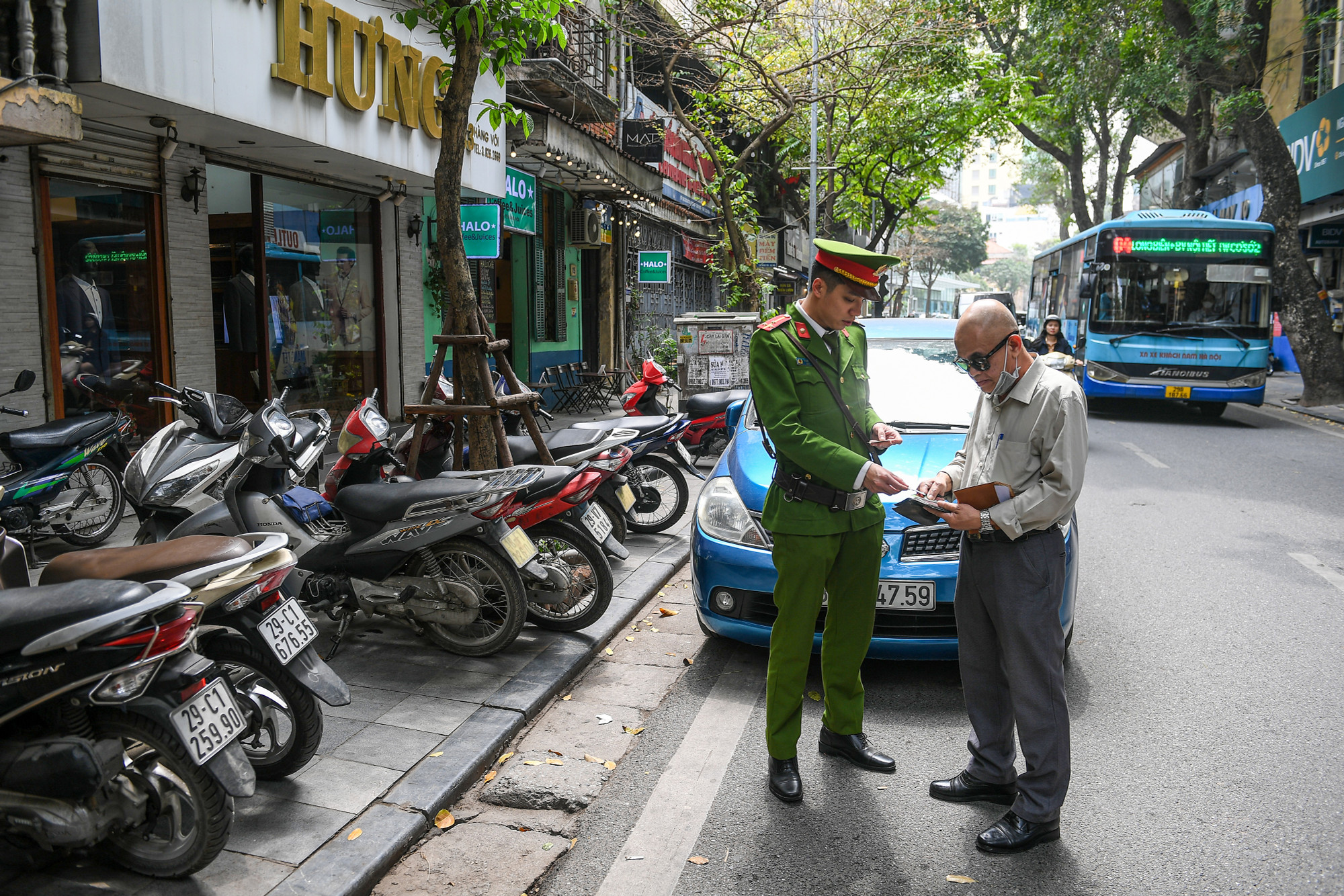 [Ảnh] Hà Nội kiểm tra, xử lý tình trạng lấn chiếm vỉa hè, lòng đường ảnh 9