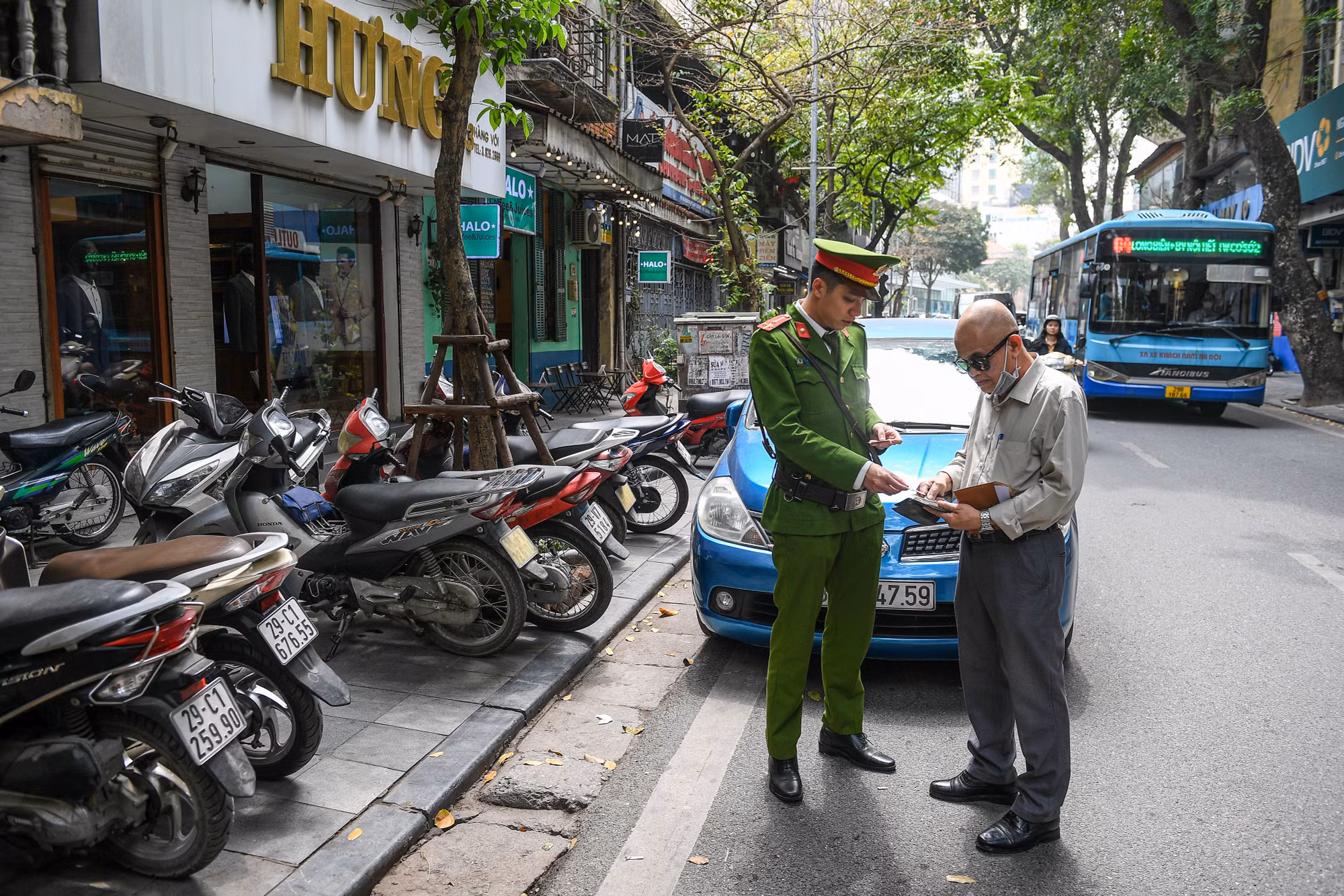 [Ảnh] Hà Nội kiểm tra, xử lý tình trạng lấn chiếm vỉa hè, lòng đường ảnh 9