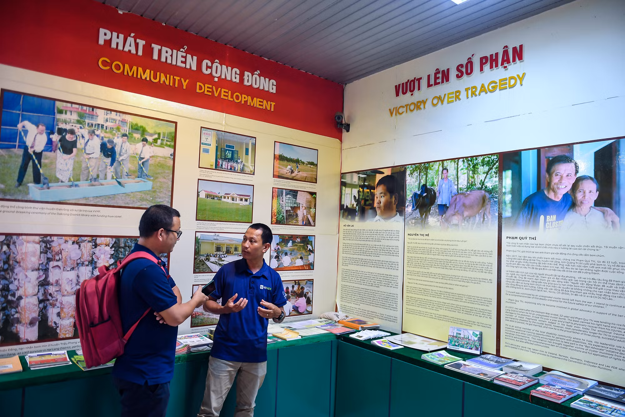 Hướng dẫn viên của bảo tàng giới thiệu cho phóng viên Báo Nhân Dân về những tấm gương "Vượt lên số phận".