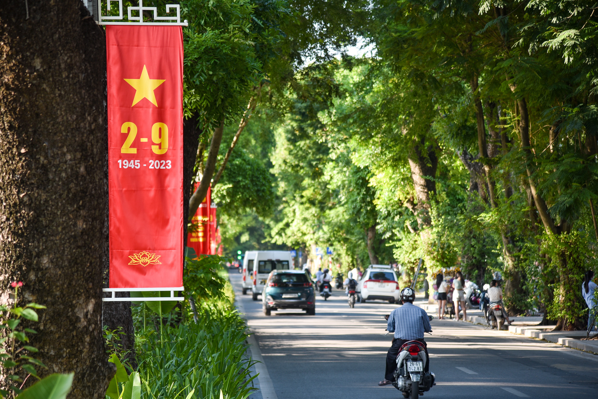 [Ảnh] Đường phố Hà Nội rực rỡ cờ hoa chào mừng ngày Quốc Khánh Việt Nam 2/9 ảnh 5