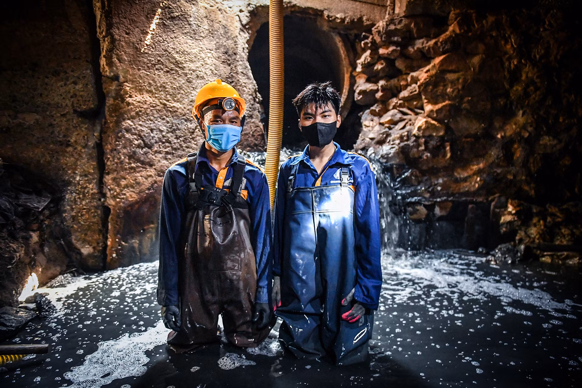 [Ảnh] Một ngày "đội nắng, hút bùn" của công nhân vệ sinh cống ngầm Hà Nội ảnh 17