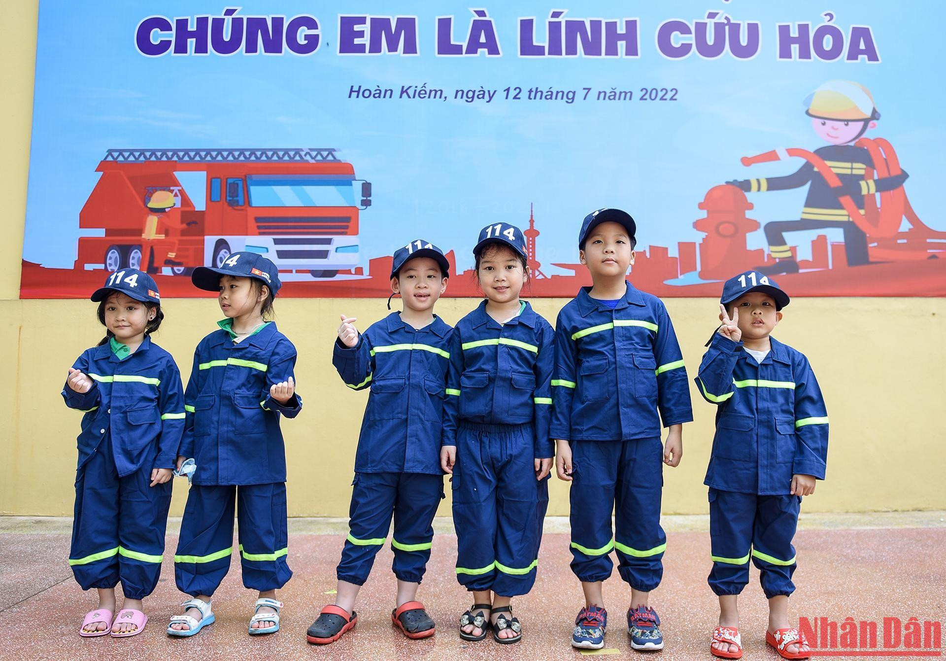 Vẻ đáng yêu của những chiến sỹ cảnh sát PCCC nhí.