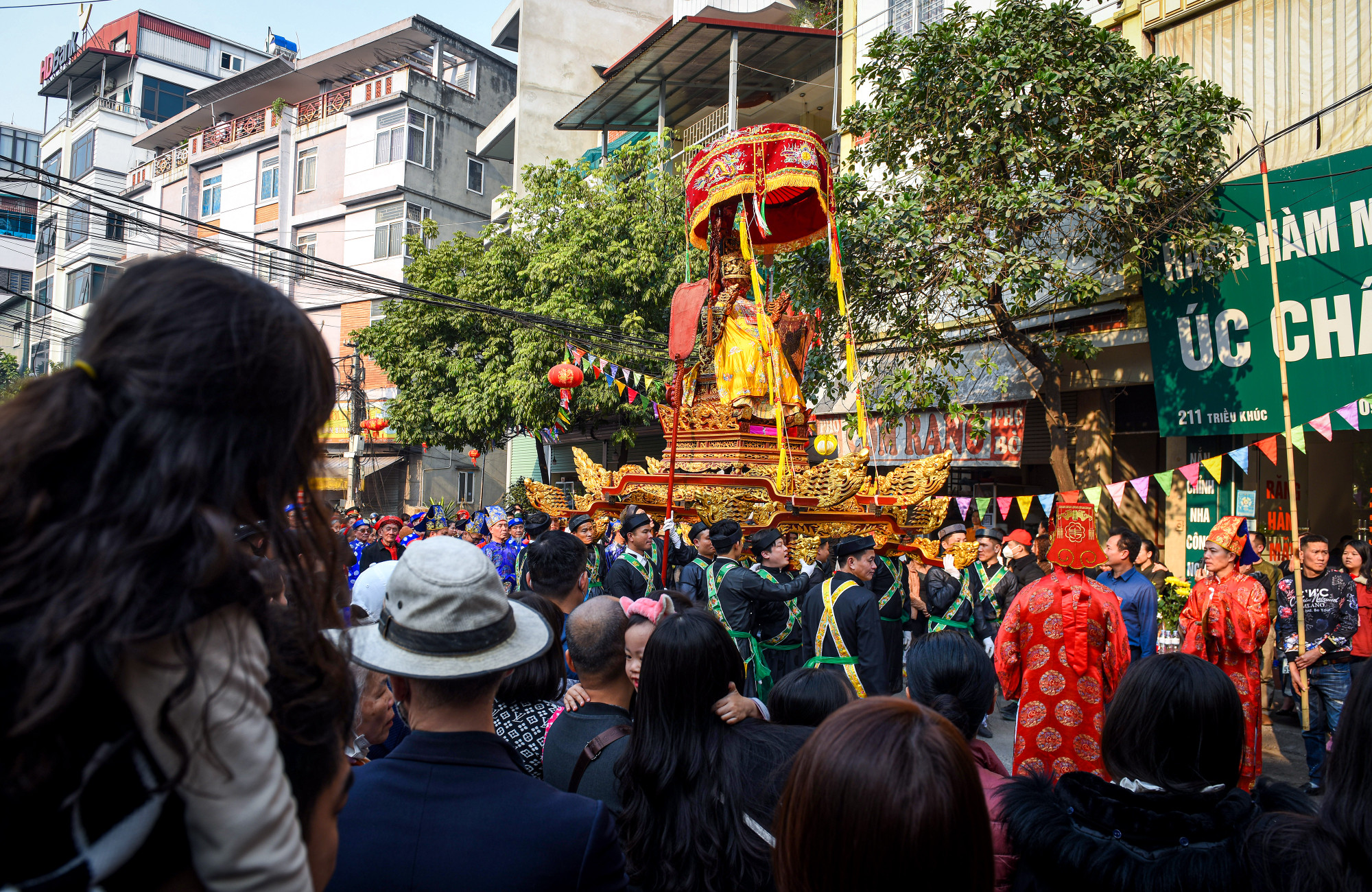 Đông đảo người dân làng Triều Khúc và khách thập phương về dự hội. Không ai đứng trên tầng cao, tất cả đều đứng thấp hơn kiệu để tỏ lòng thành kính.