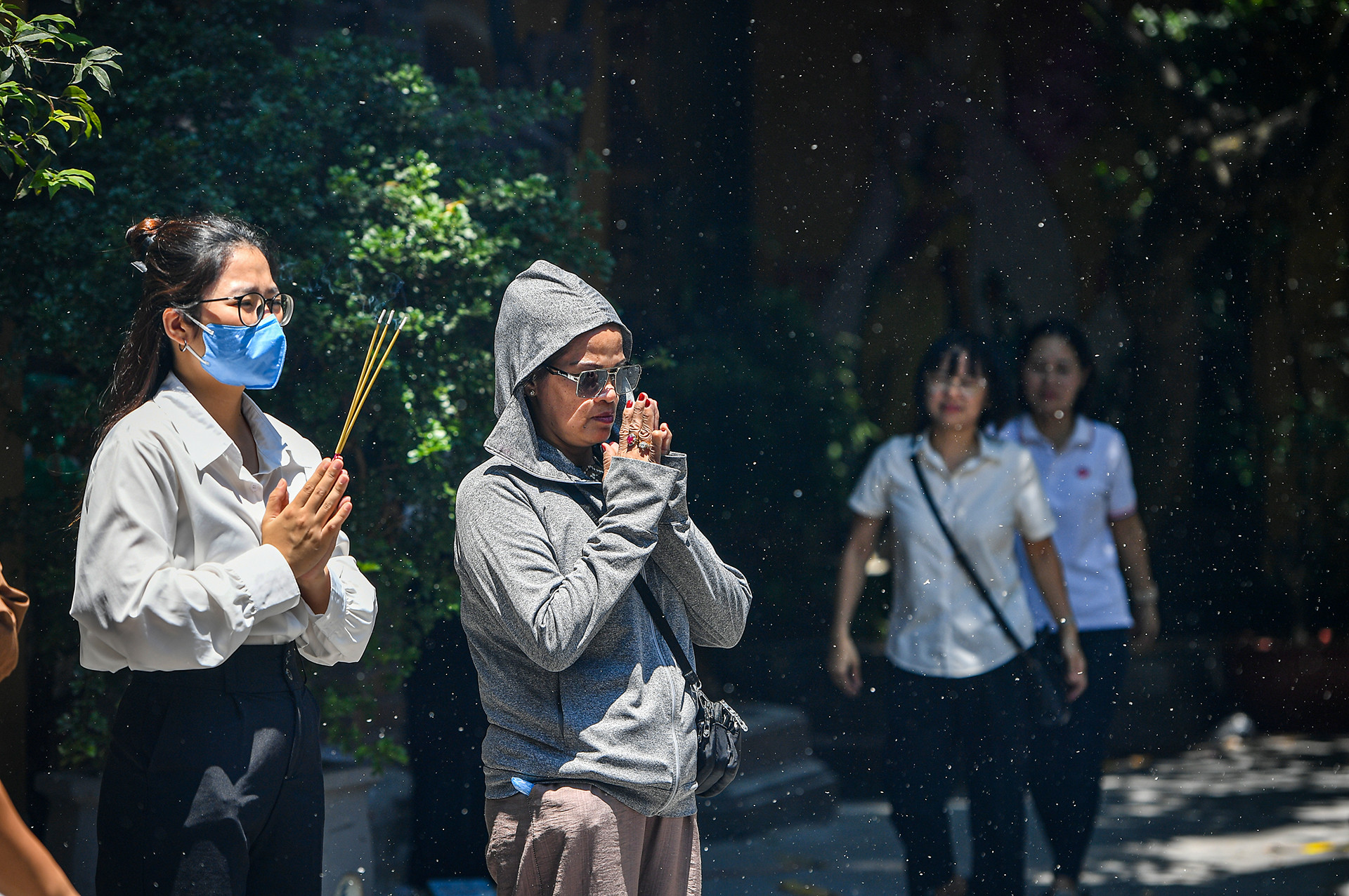 [Ảnh] Người dân Thủ đô tấp nập đi chùa ngày Rằm tháng 7 ảnh 3