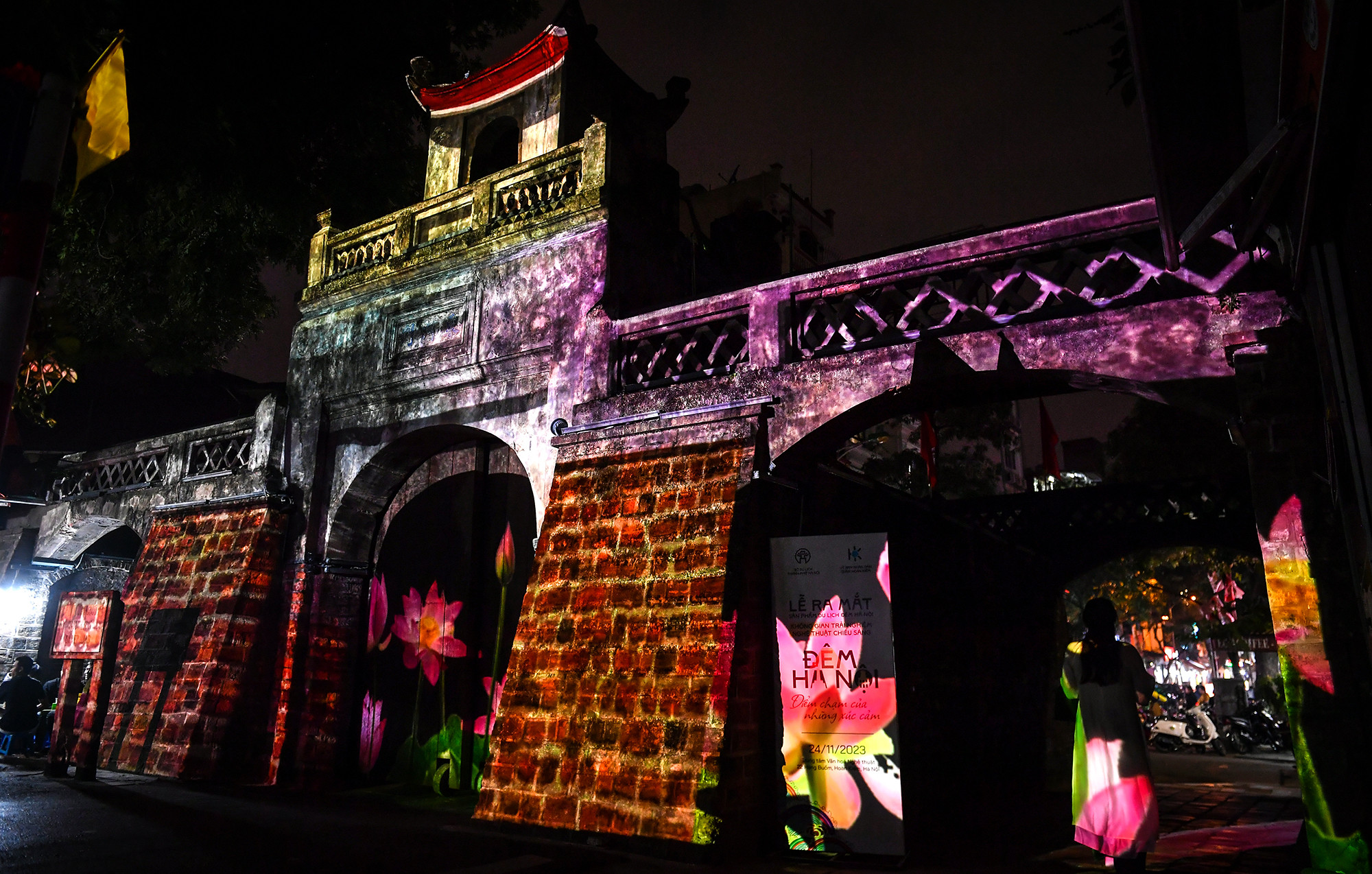 Màn trình diễn 3D mapping mang đến cho du khách một trải nghiệm mới mẻ, ấn tượng từ sự kết hợp giữa công nghệ và không gian Ô Quan Chưởng trong đêm.