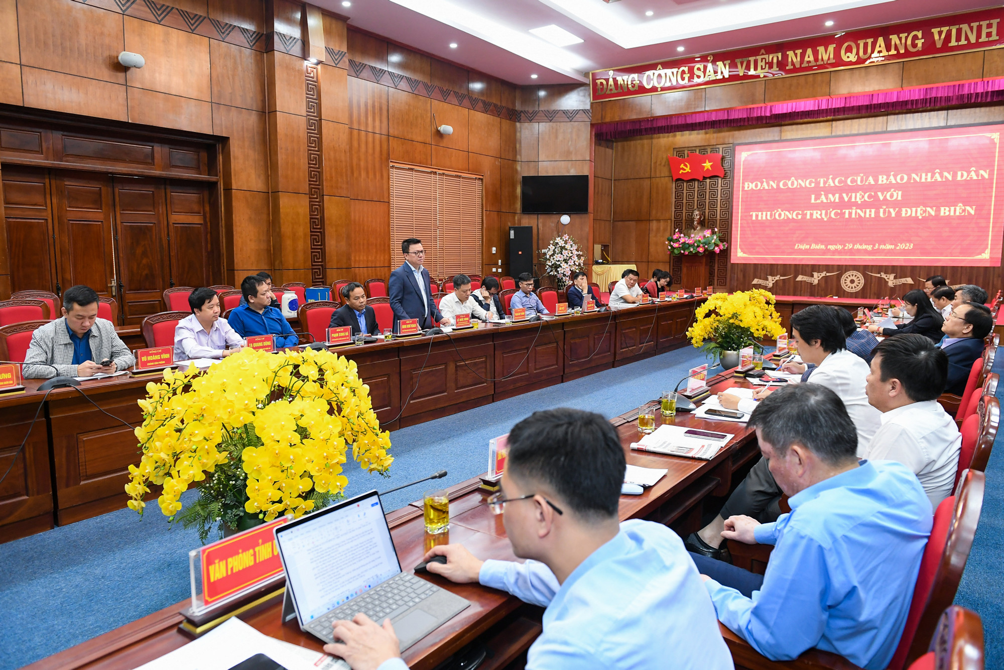 [Ảnh] Đoàn công tác Báo Nhân Dân làm việc với Tỉnh ủy Điện Biên ảnh 3