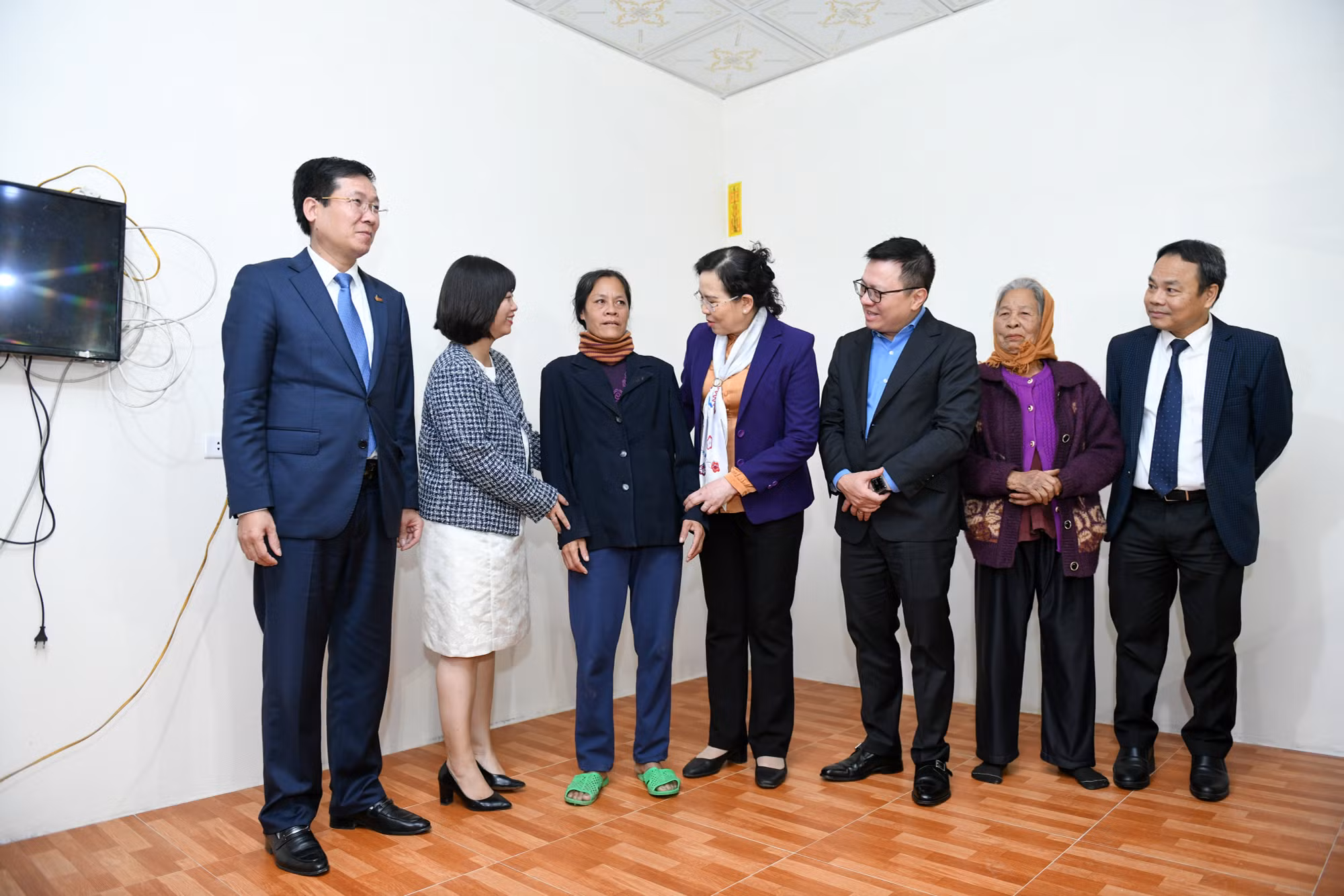 Các đại biểu thăm hỏi, động viên gia đình nạn nhân nhiễm chất độc da cam tại xã La Sơn, huyện Bình Lục.