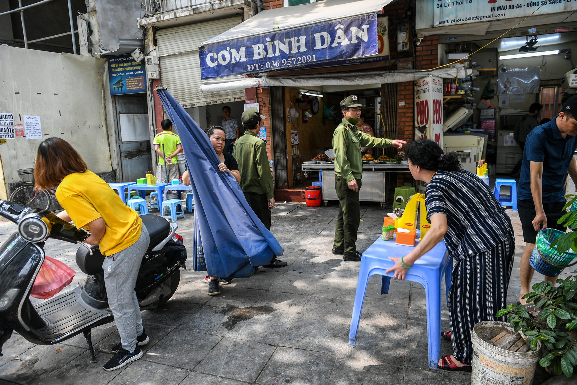 [Ảnh] Hà Nội kiểm tra, xử lý tình trạng lấn chiếm vỉa hè, lòng đường ảnh 11