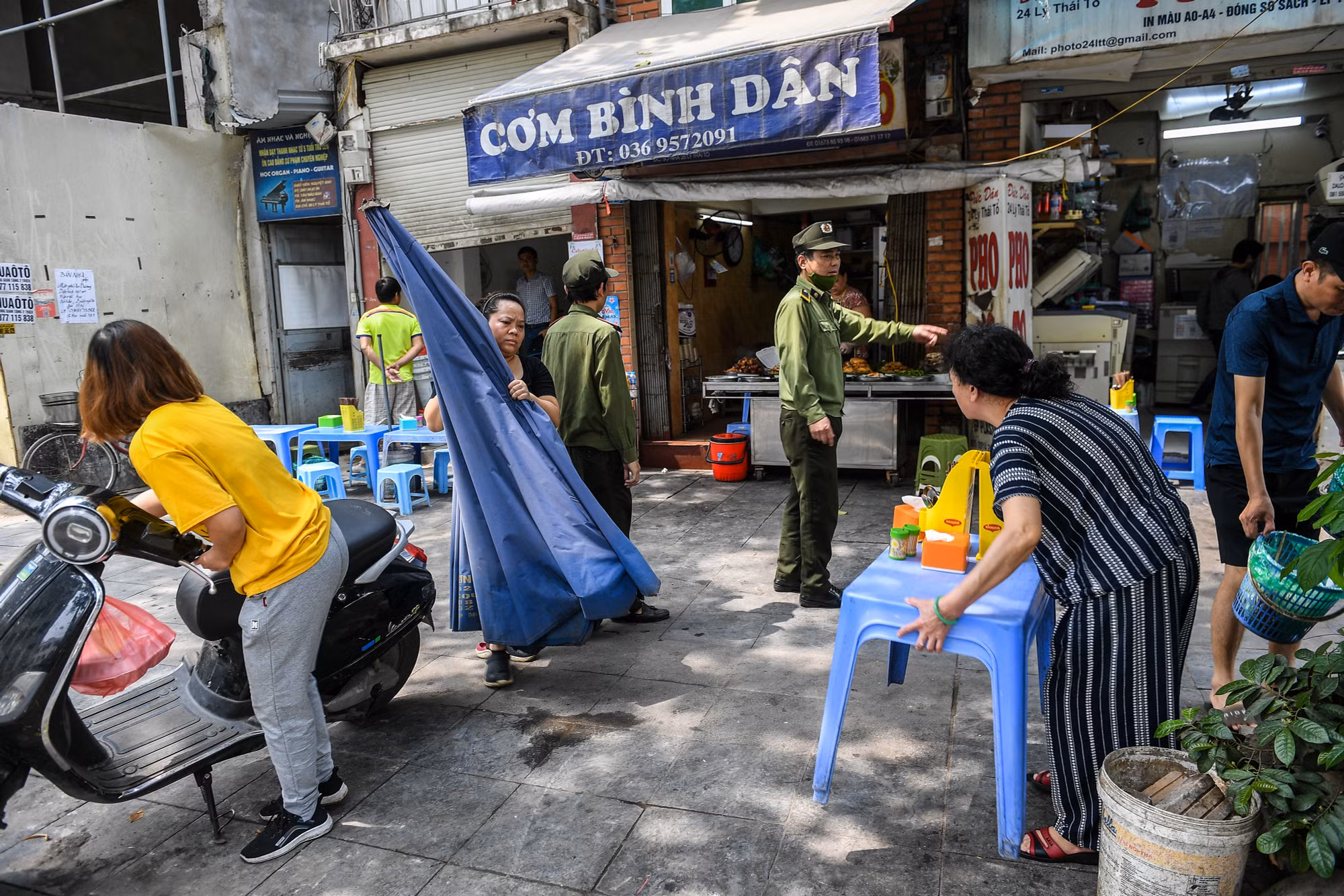 [Ảnh] Hà Nội kiểm tra, xử lý tình trạng lấn chiếm vỉa hè, lòng đường ảnh 11