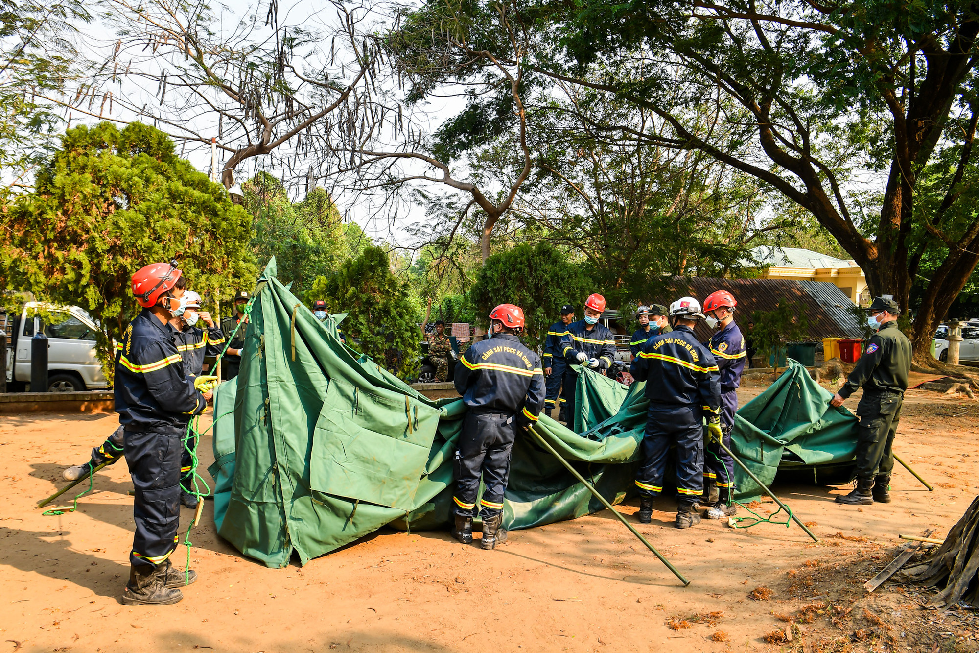 [Ảnh] Đoàn cứu nạn, cứu hộ Việt Nam chia sẻ nỗi mất mát với người dân vùng động đất Myanmar ảnh 1