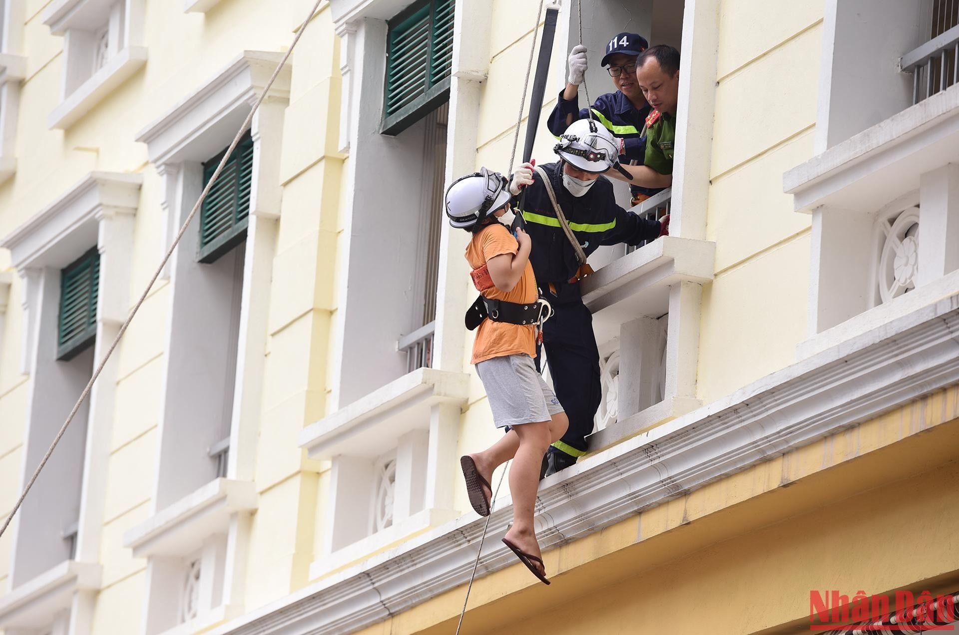 Các em học sinh cũng được trải nghiệm kỹ năng thoát hiểm từ nhà cao tầng khi có cháy