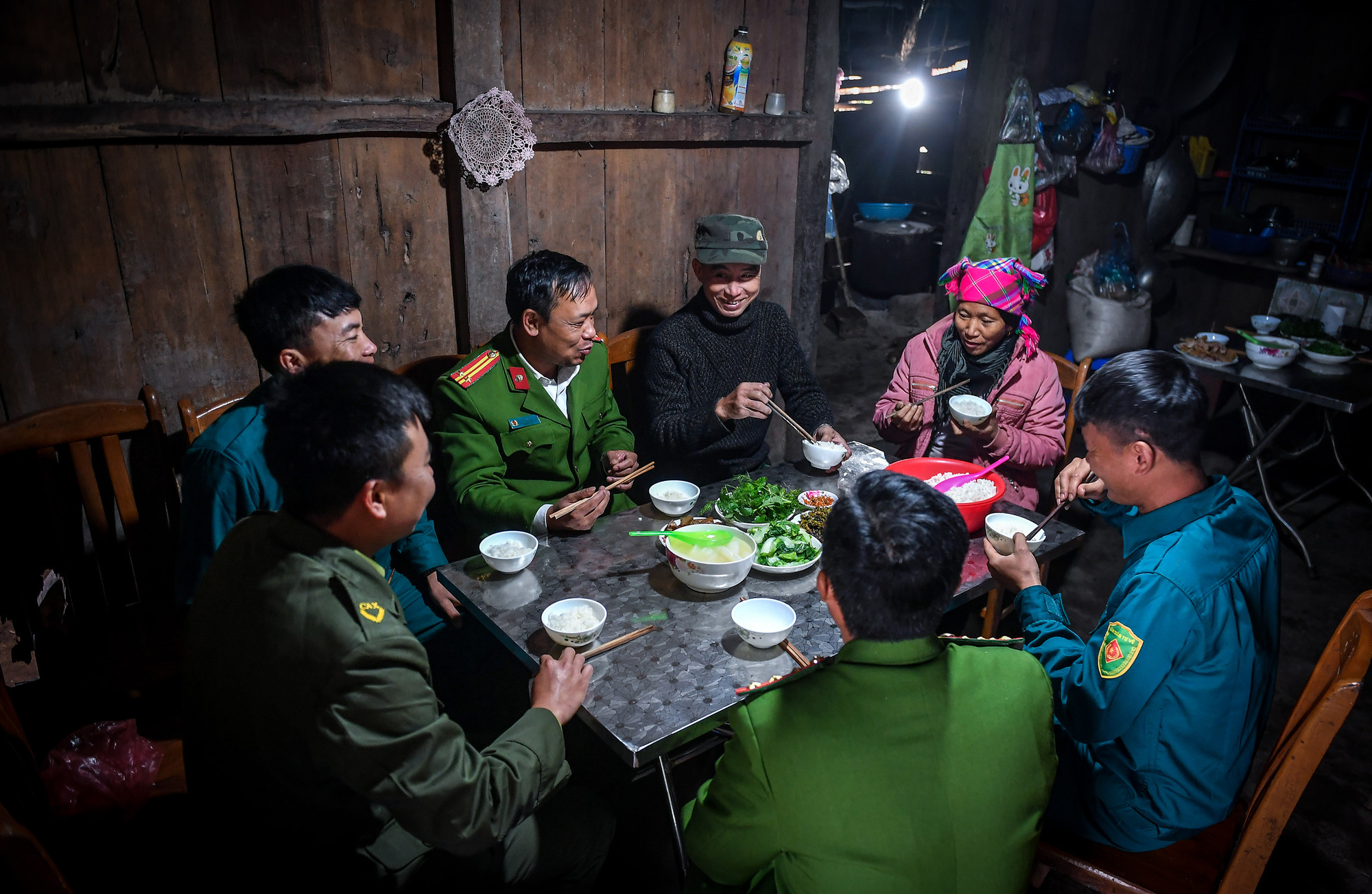 [Ảnh] Một ngày của công an xã nơi cực tây Tổ quốc ảnh 16