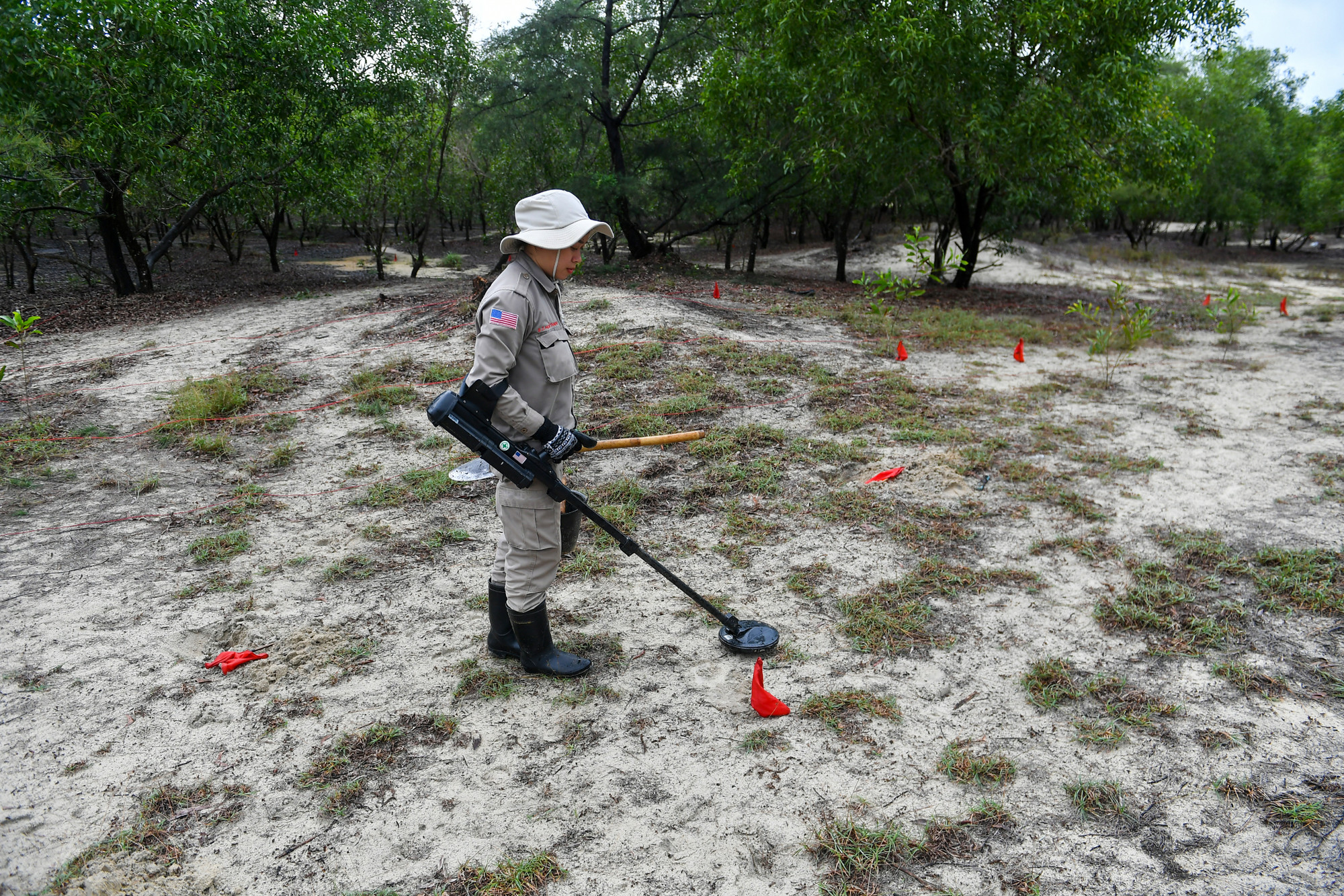 Để bảo đảm các thiết bị hoạt động tốt, đúng yêu cầu về kỹ thuật và độ sâu, các máy dò đều phải được kiểm tra trước tại một khu vực kiểm tra riêng, có chôn mẫu bom mìn an toàn. Sau khi công tác chuẩn bị hoàn tất, công việc dò tìm mới được tiến hành.